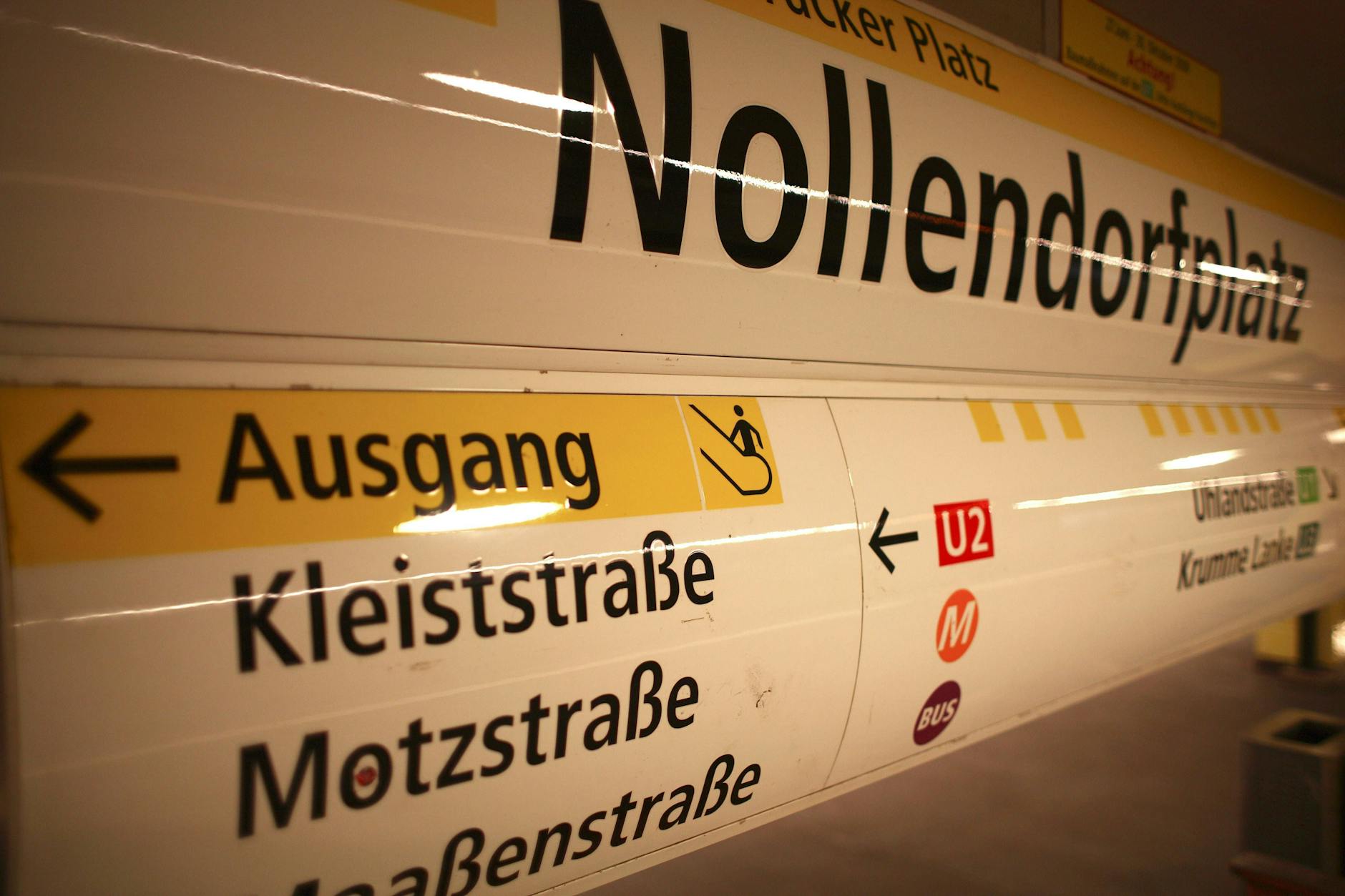 Die Tunneldecke am U-Bahnhof Nollendorfplatz in Berlin soll saniert werden. Die Baustelle wird für krasses BVG-Chaos sorgen.
