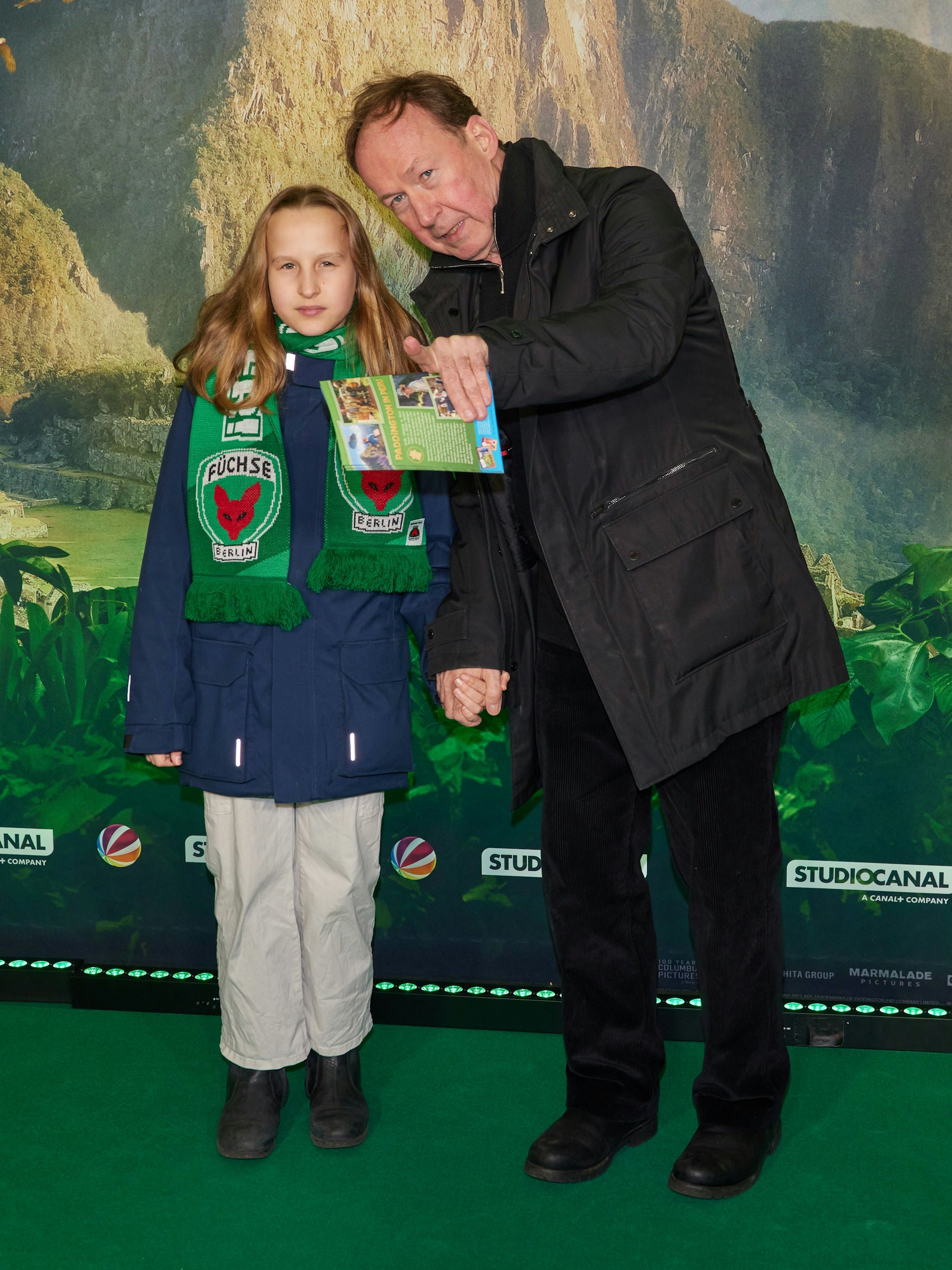 Ulrich Noethen mit seiner Tochter bei einer Kinopremiere im Januar 2025 - seine Frau Alina Bronsky brachte drei weitere Kinder mit in die Ehe.