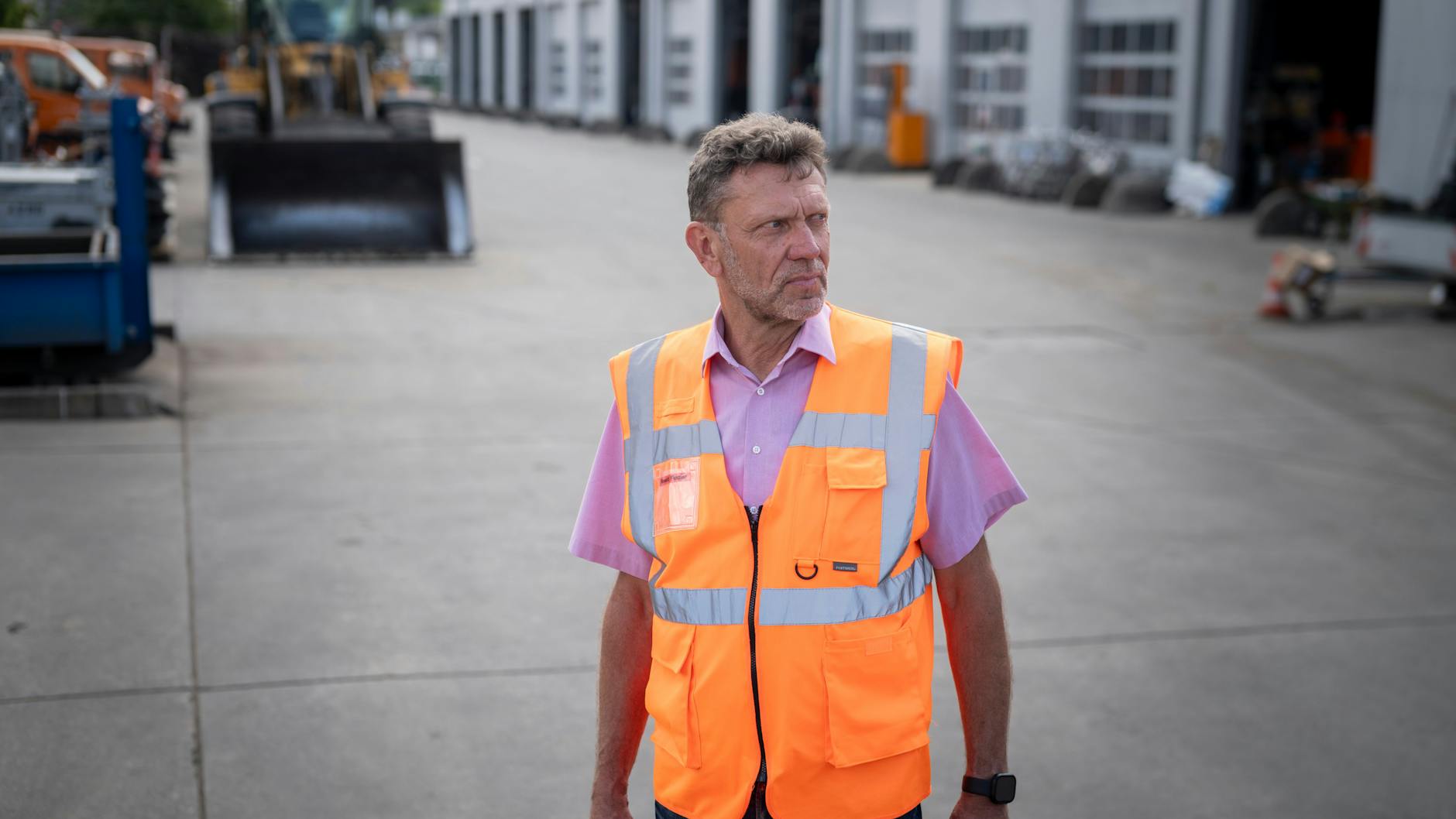Ronald Fiedler (61) arbeitet seit 45 Jahren bei der Stadtreinigung in Berlin.