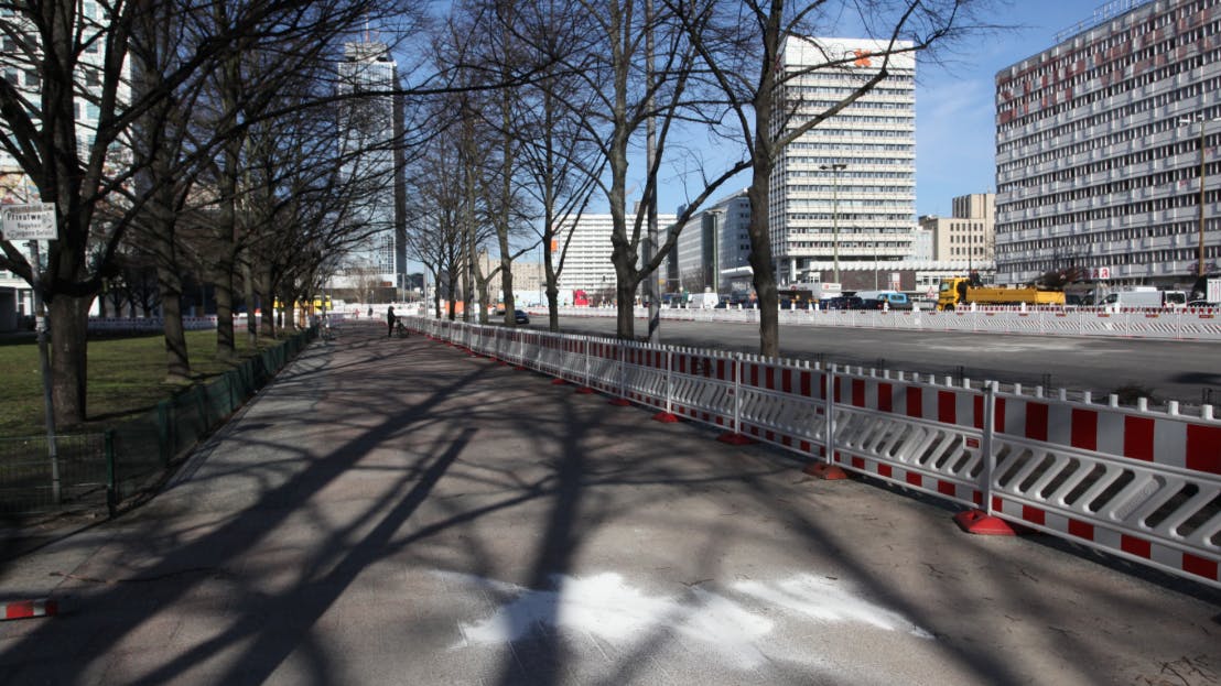 Man sieht noch die Umrisse: Hier wurde Edgar Orlovskij im März 2019 auf der Karl-Marx-Allee ermordet.