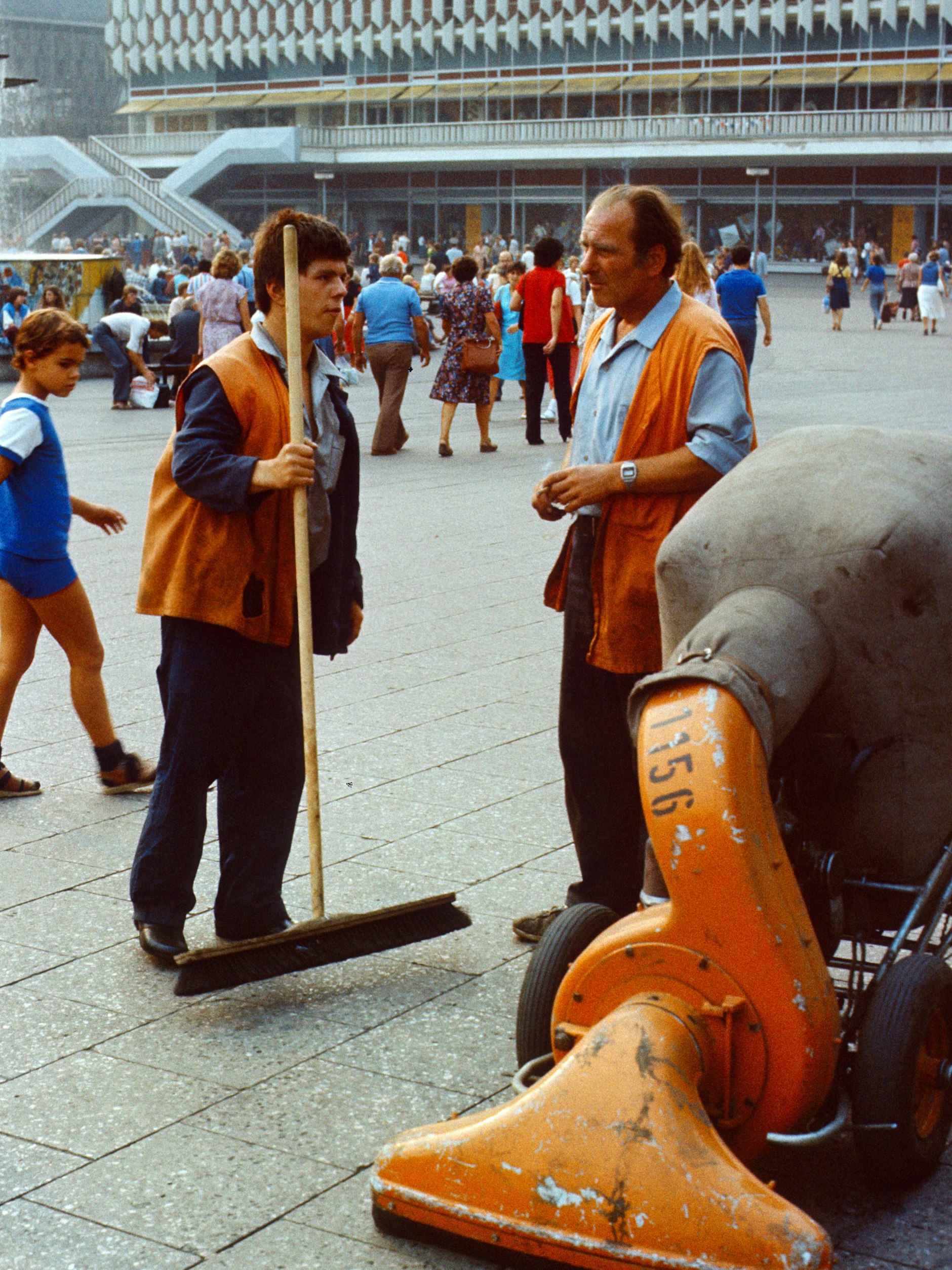 Mit Besen und Kehrmaschine: So wurde 1985 der Alexanderplatz gereinigt.