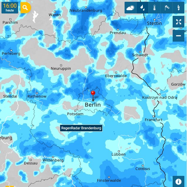 Der Regenradar für Berlin, 16 Uhr: Immer noch werden überall Regenwolken angezeigt.