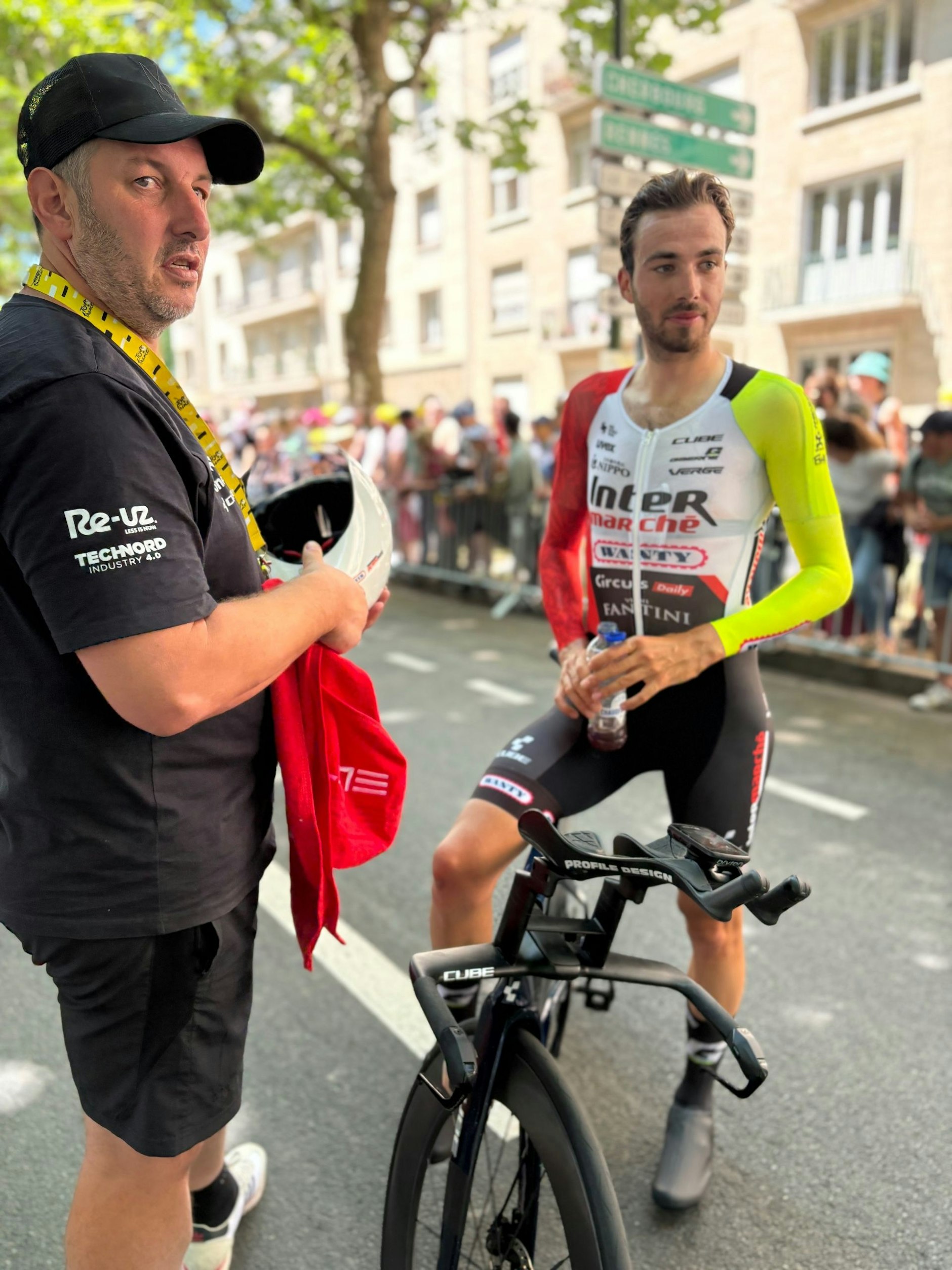 Soigneur Steven (l.) bespricht vorm Start letzte Details.