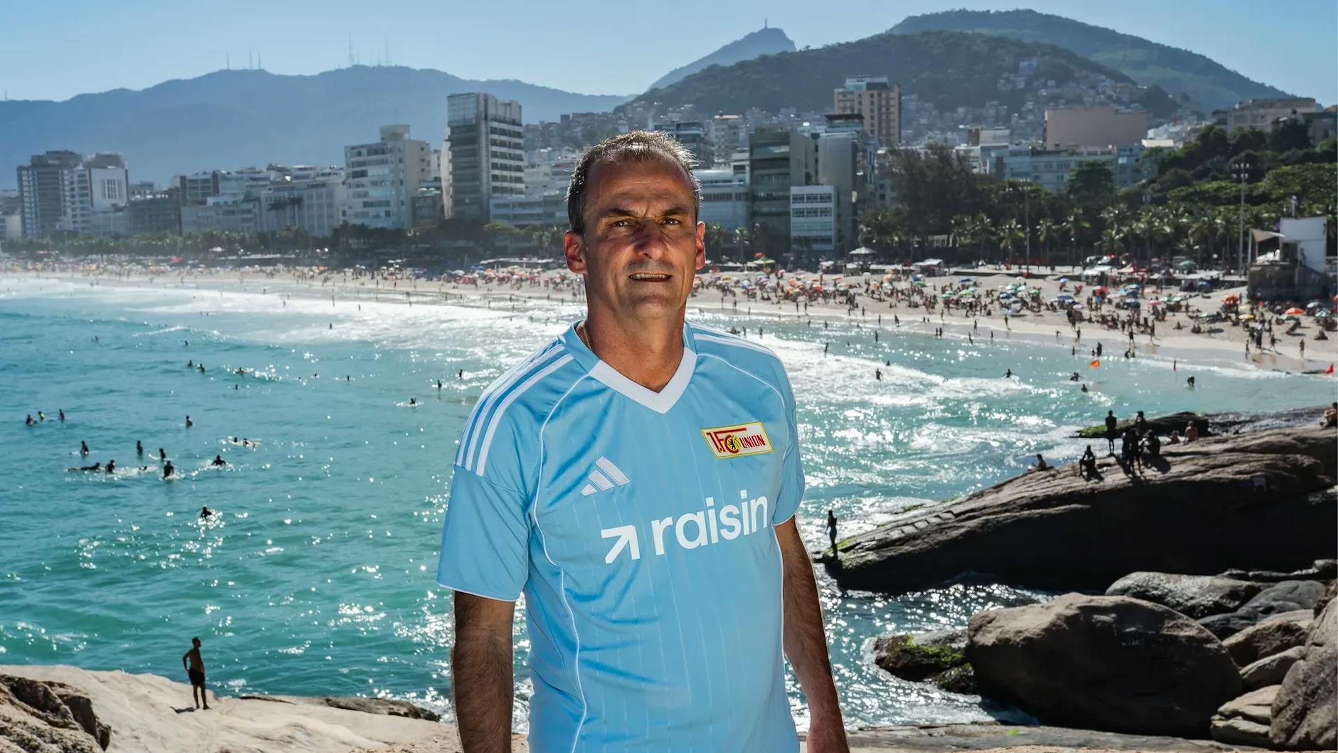 Eine Union-Legende mit dem neuen Auswärtstrikot: Daniel Teixeira in Himmelblau.