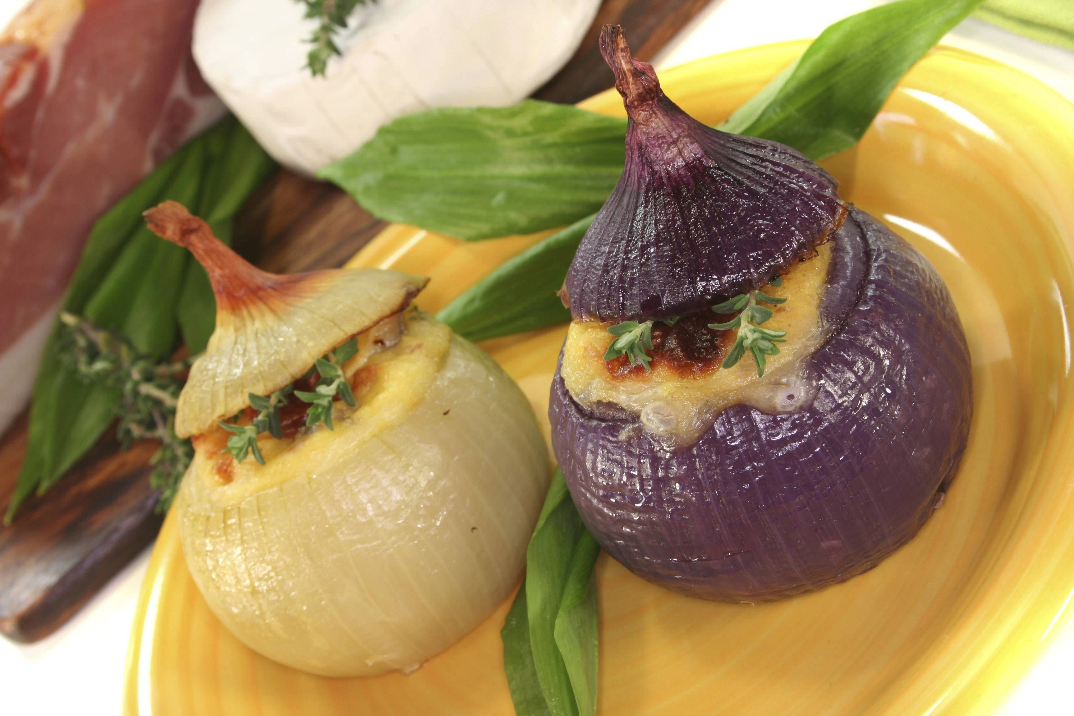 Leckere gefüllte Zwiebeln, deftig und aromatisch. Besonders hübsch wird’s, wenn man klassische Gemüsezwiebeln mit roten Zwiebeln kombiniert, fürs Auge und den Geschmack.