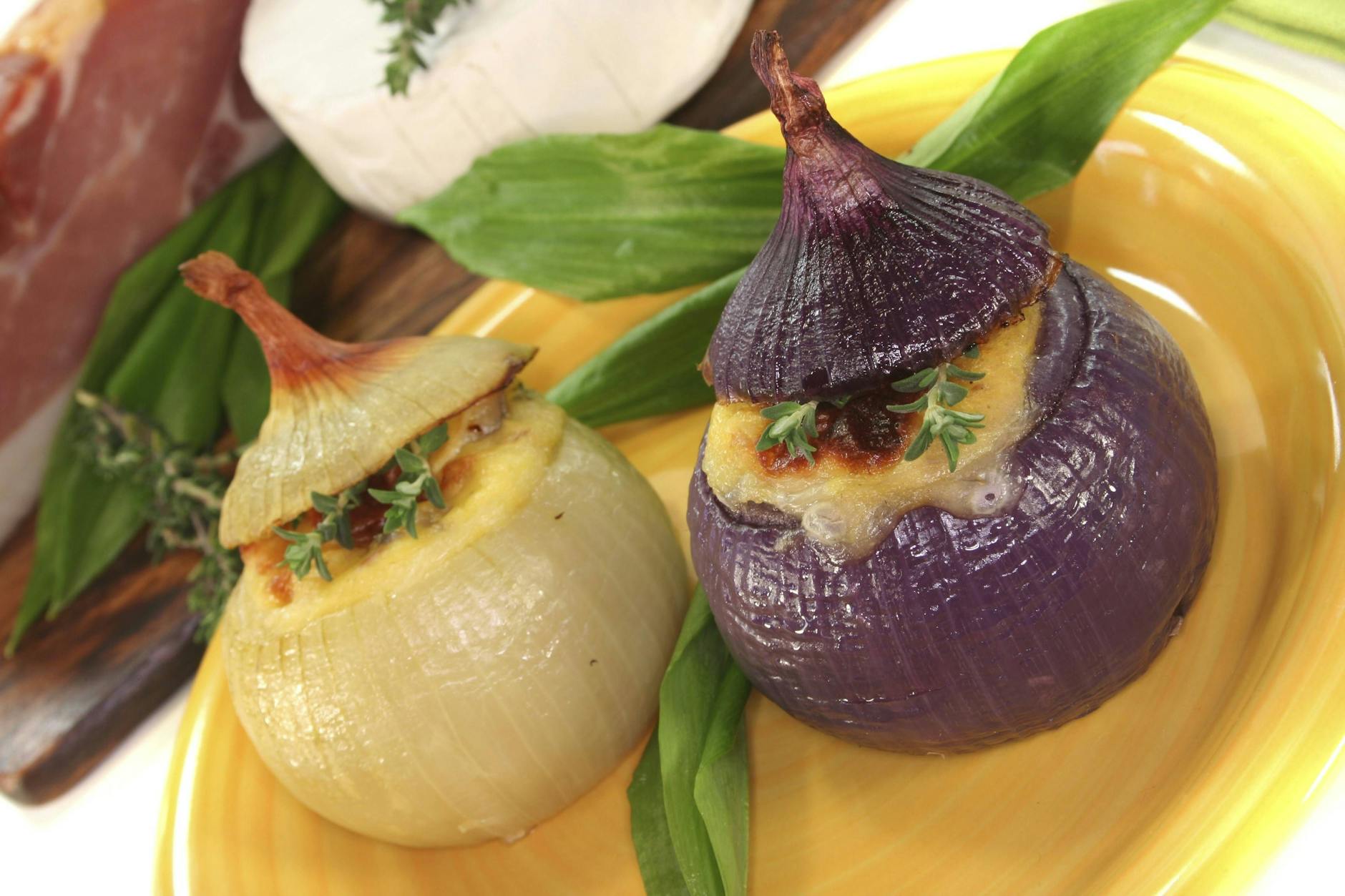 Leckere gefüllte Zwiebeln, deftig und aromatisch. Besonders hübsch wird’s, wenn man klassische Gemüsezwiebeln mit roten Zwiebeln kombiniert, fürs Auge und den Geschmack.