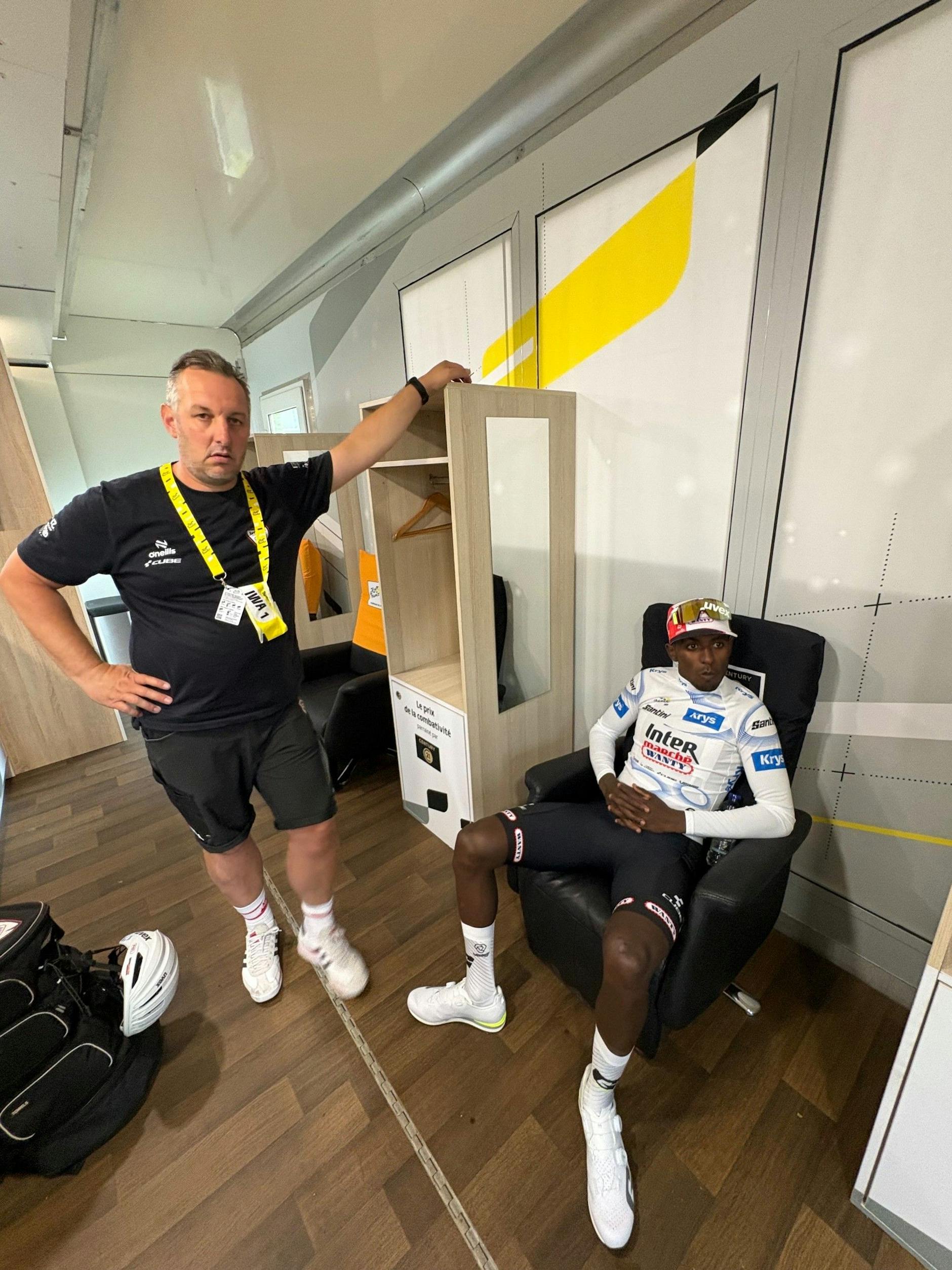 Soigneur Steven steht entspannt, Sprintstar Biniam Girmay sitzt noch lässiger. Vor dem Gang aufs Podium ist alles schick angerichtet.