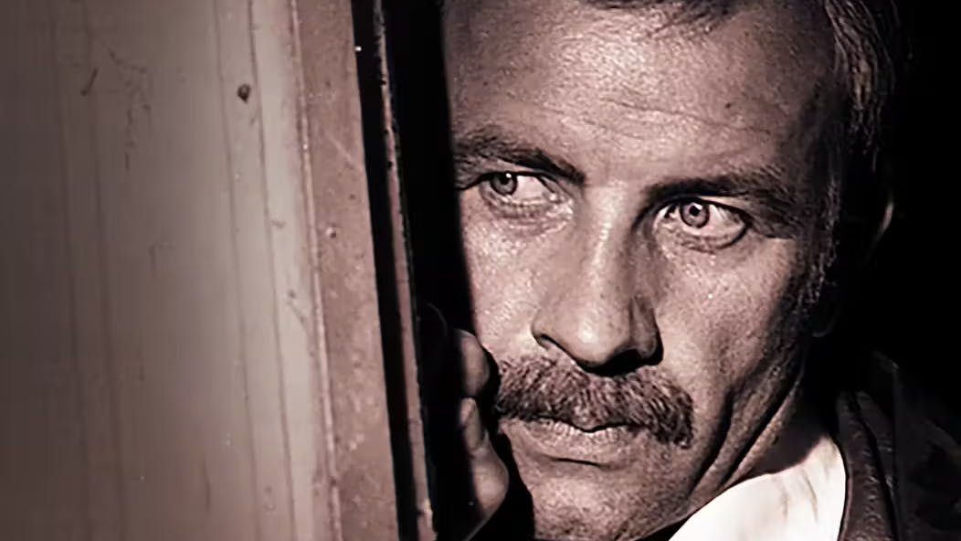 Armin Mueller-Stahl als Stasi-Agent in der DDR-Fernsehserie „Das unsichtbare Visier“