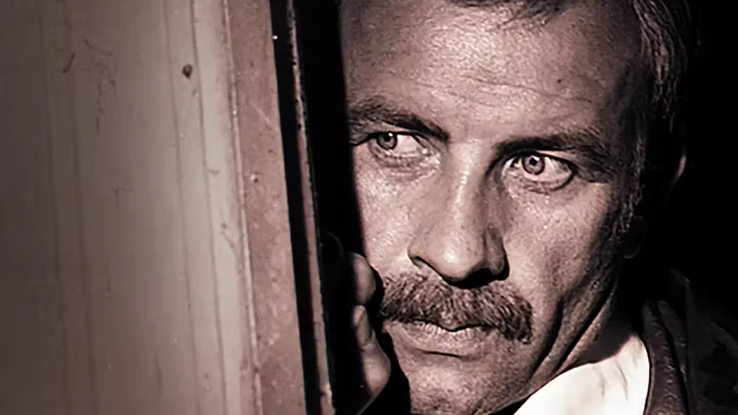 Armin Mueller-Stahl als Stasi-Agent in der DDR-Fernsehserie „Das unsichtbare Visier“