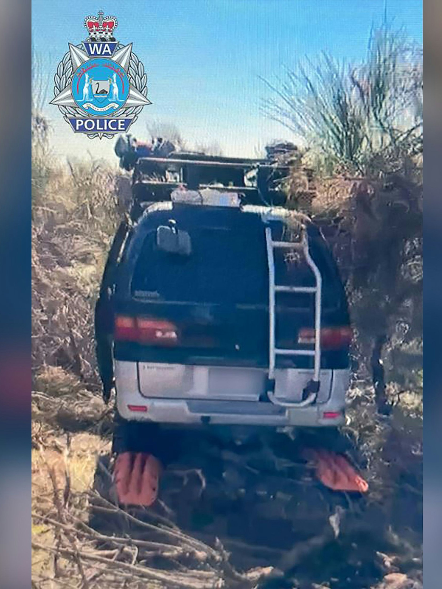Mit diesem Mitsubishi fuhr sich die junge Backpackerin im Outback fest. Unter den Hinterrädern sieht man die Bleche, die Carolina Wilga als Anfahrhilfe nutzen wollte. 
