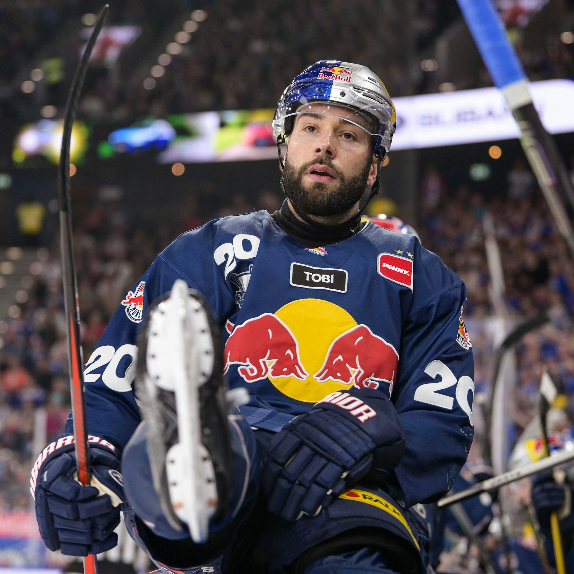Ist künftig mit der Trikotnummer 43 für die Eisbären mit der Kelle am Puck: Nationalstürmer Andy Eder.