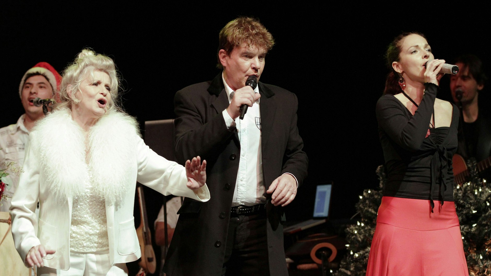 „Weihnachten mit Familie“: Zusammen mit Frank Schöbel und Dominique Lacasa stand Helga Piur (li.) 2011 auf der Bühne des Friedrichstadt-Palastes.