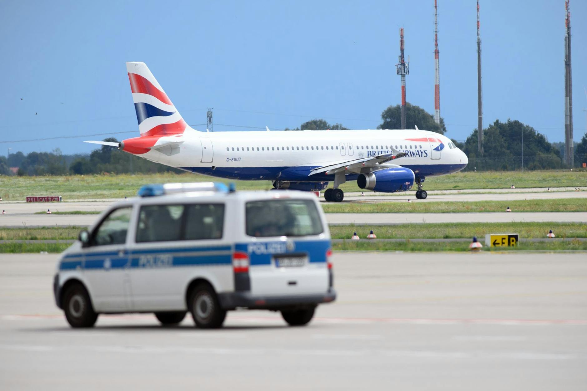 Am Flughafen BER wird ein neues Ein- und Ausreisezentrum für Migranten gebaut. Betriebsbeginn ist nun für 2028 geplant - doch die Kritik reißt nicht ab.