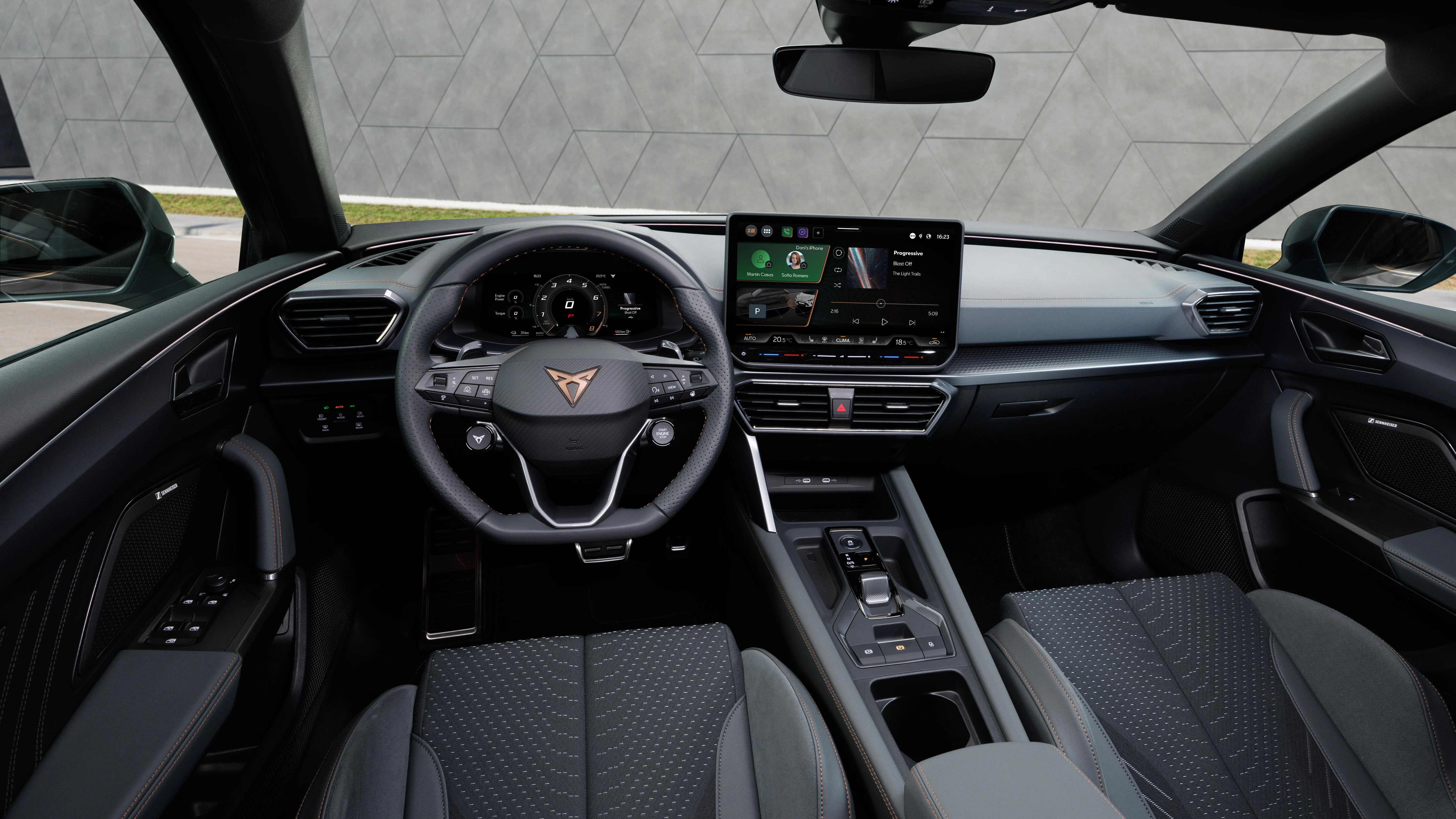Das Cockpit ist übersichtlich, der Touchscreen-Monitor ist im Cupra Leon Sportstourer auf 12,9 Zoll gewachsen.
