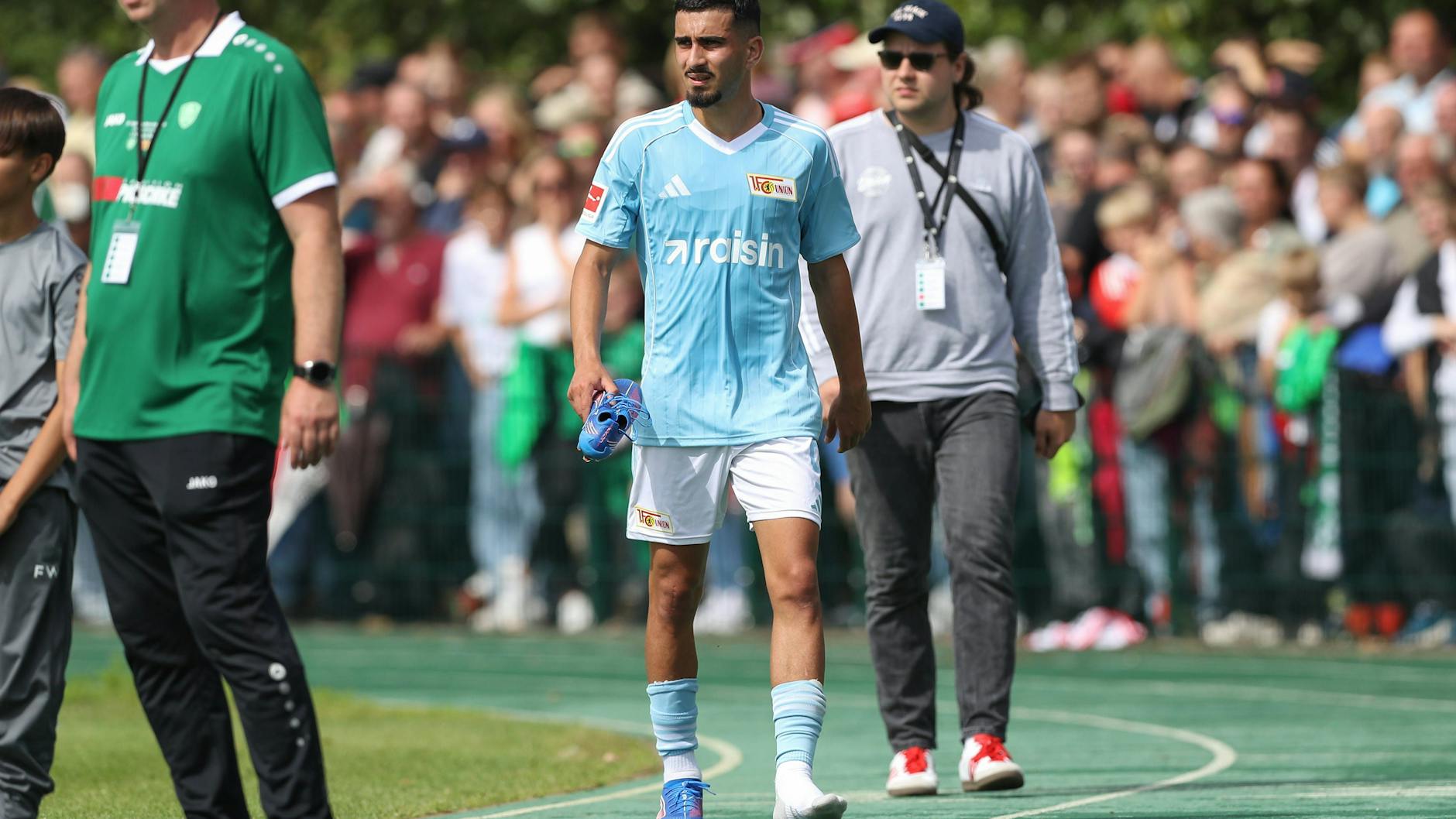 Livian Burcu vom 1. FC Union hat den linken Schuh in der Hand, musste beim Test in Ahrensfelde verletzt raus.