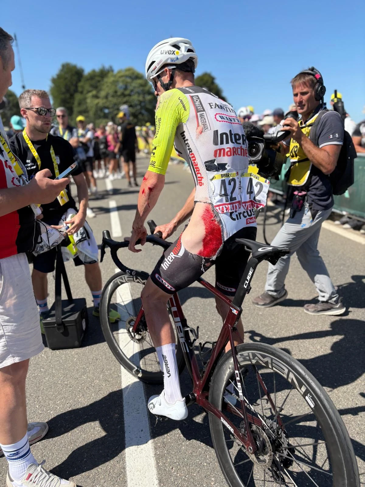 Louis Barré ist im Ziel. Schwer gezeichnet vom Sturz wird der Franzose von Soigneur Steven in Empfang genommen.