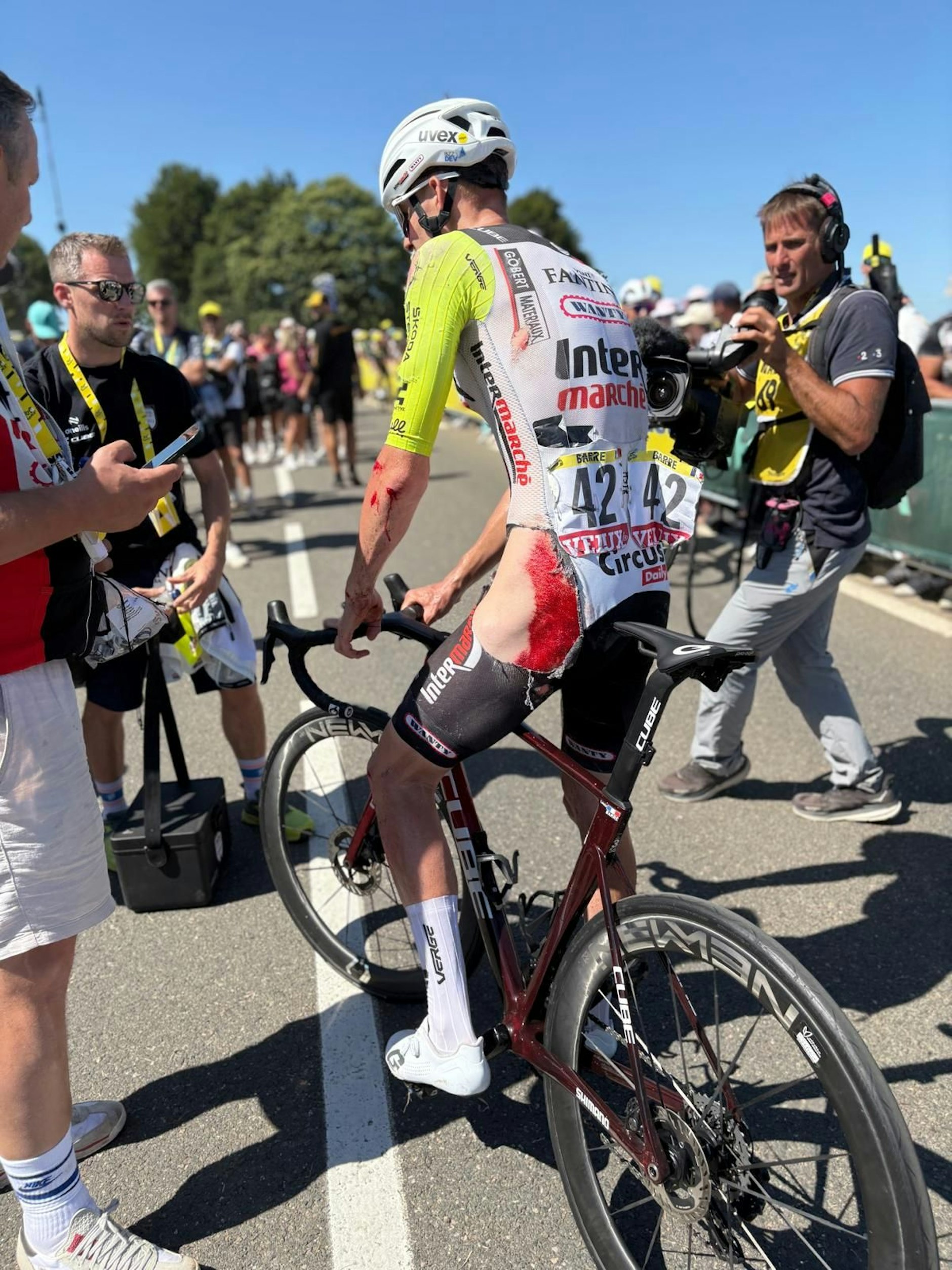 Louis Barré ist im Ziel. Schwer gezeichnet vom Sturz wird der Franzose von Soigneur Steven in Empfang genommen.