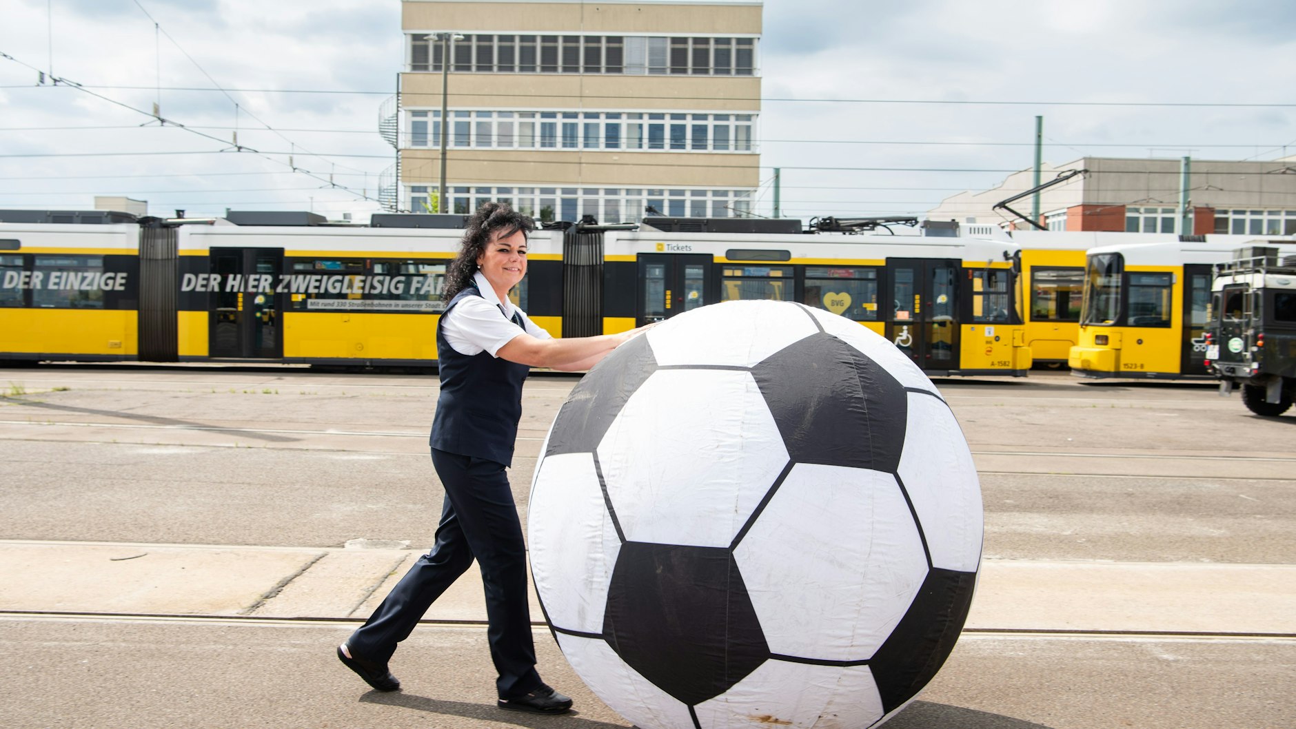 Tram-Bowling mit einem 50 Tonnen Geschoss. Sandra Probst hat's drauf.