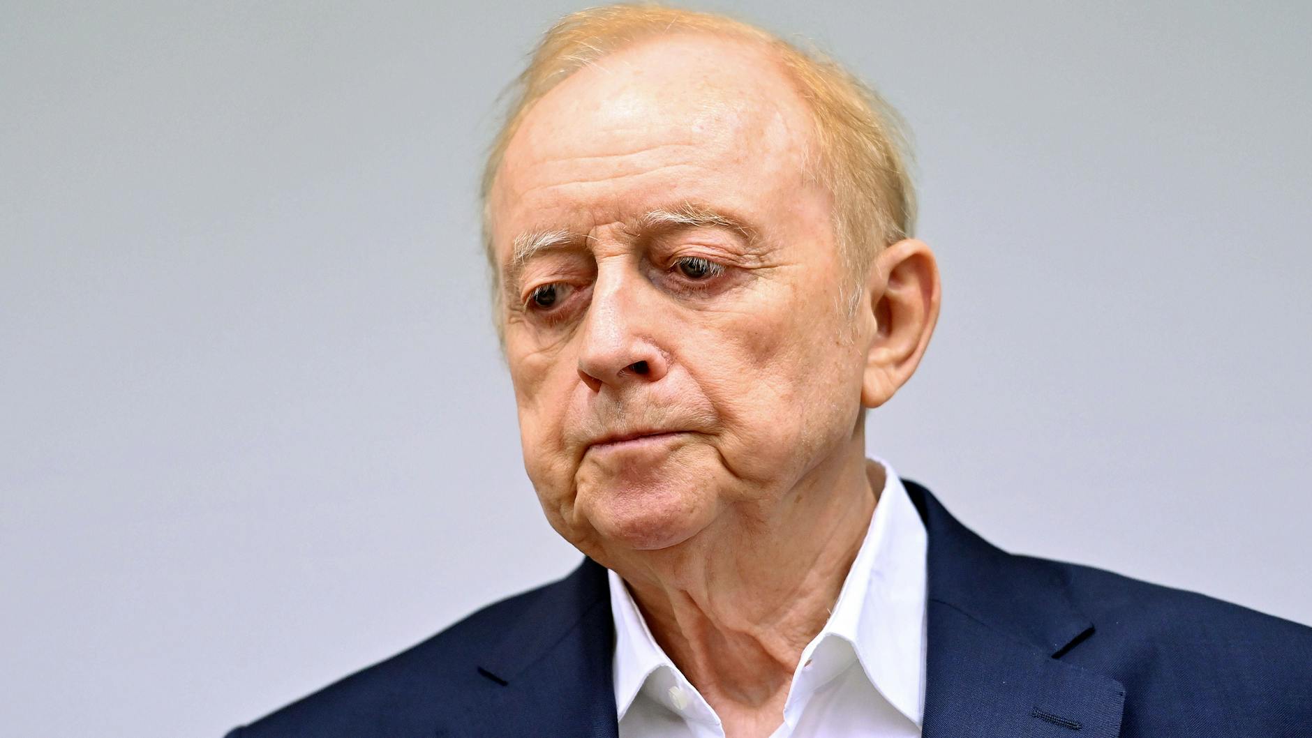 Trauriges Ende einer großen Karriere: Star-Koch Alfons Schuhbeck (76) ist an Krebs erkrankt, Miete und Krankenversicherung kann er nicht mehr bezahlen.