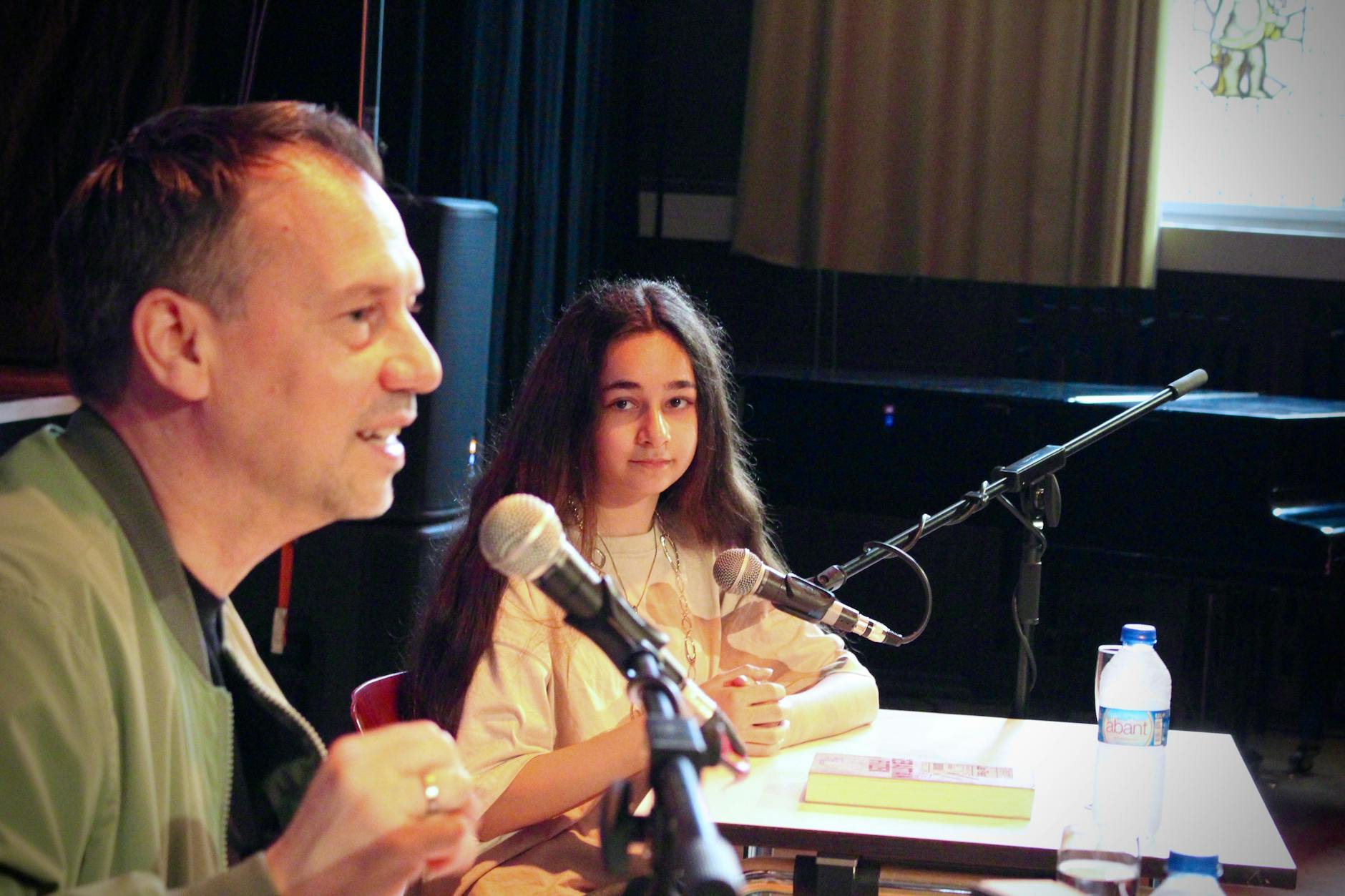 Bestsellerautor Sebastian Fitzek trifft Ayla Uluçam (12) aus Berlin-Neukölln – Deutschlands beste Vorleserin 2025. Gemeinsam lesen sie aus seinem Thriller „Das Paket“.