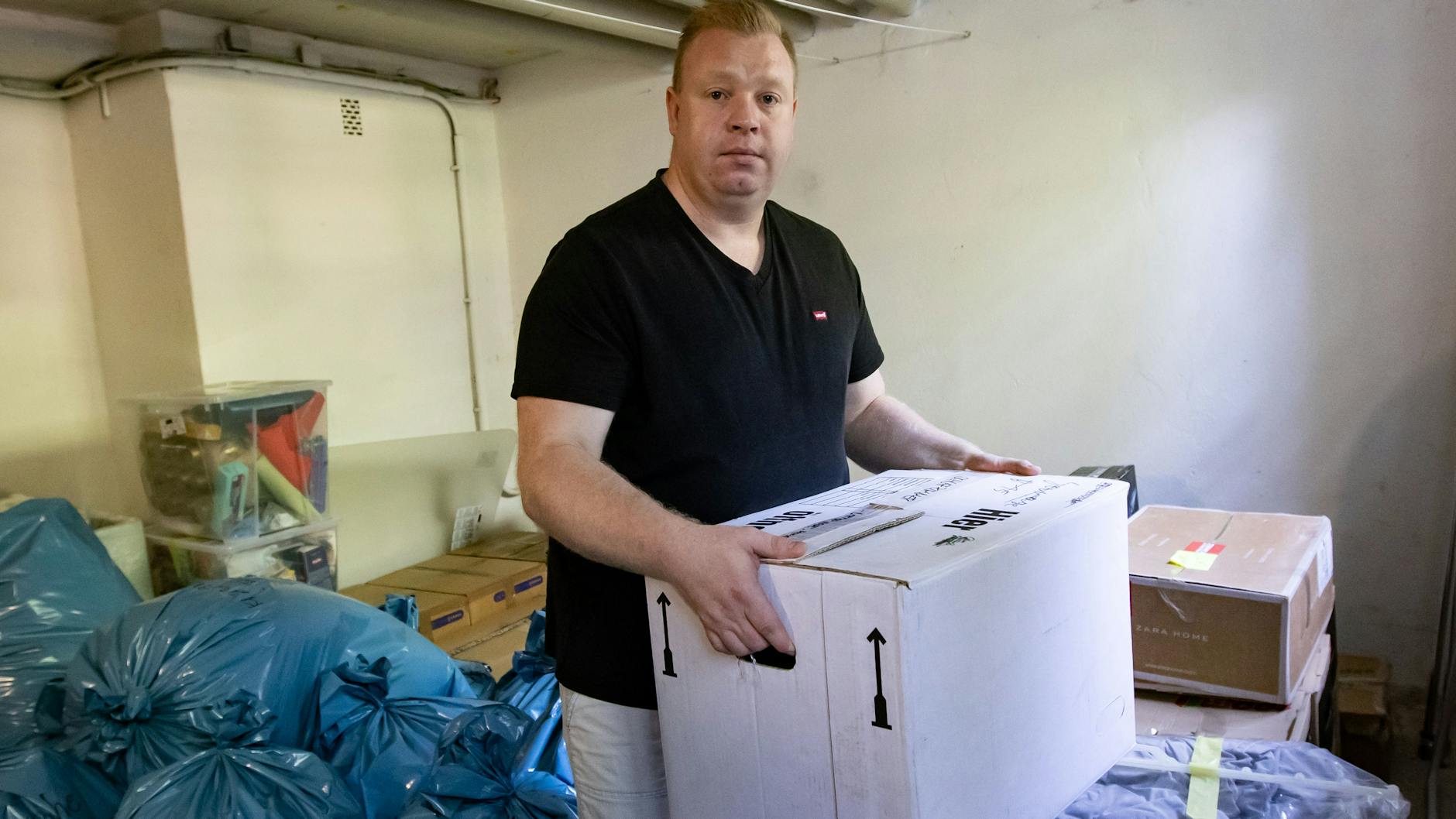 In wenigen Tagen kommt der Umzugswagen. Tom Hoffmann hat die Sachen der Familie in Umzugkisten und Säcken gepackt.