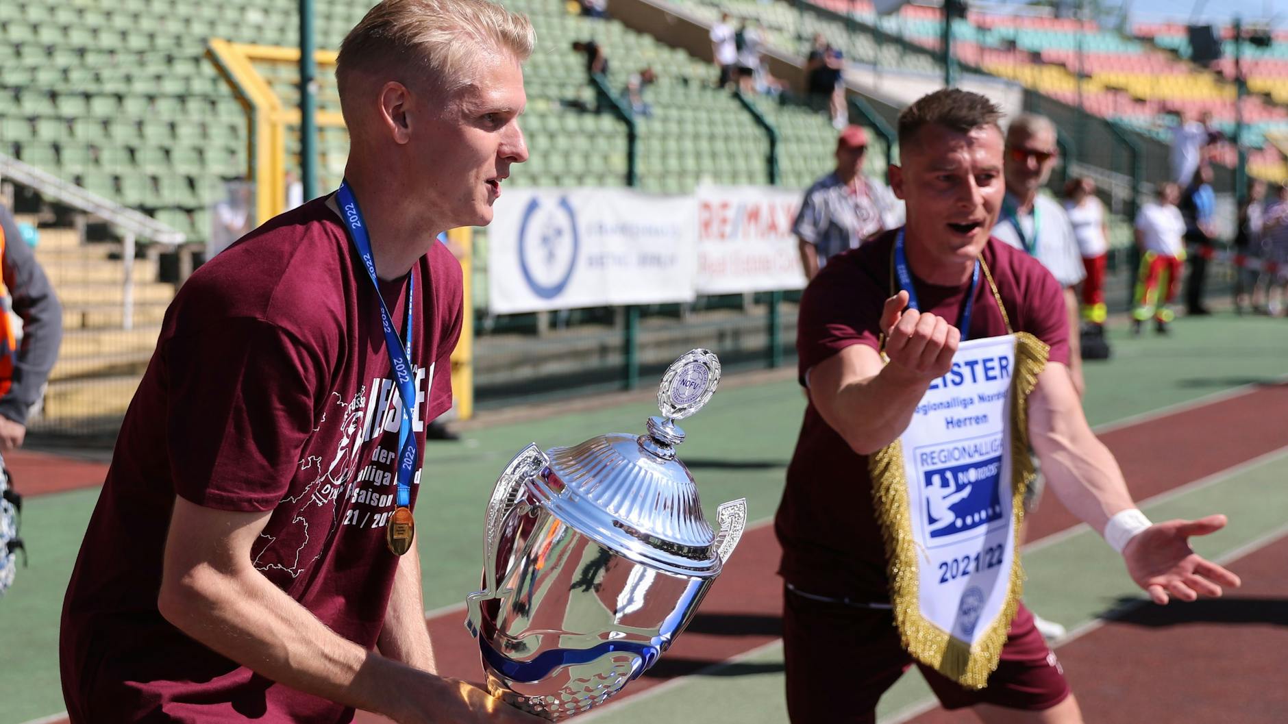 Im Mai 2022 feiert Matthias Steinborn (r.) zusammen mit Joey Breitfeld den Meistertitel in der Regionalliga Nordost für den BFC Dynamo.