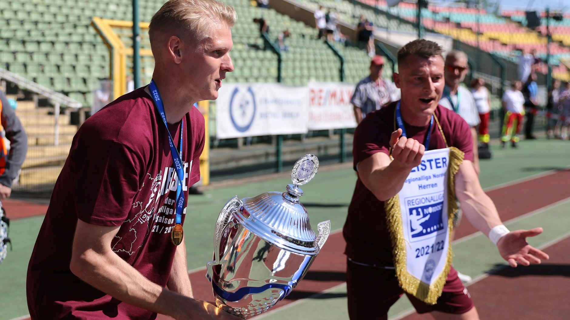 Im Mai 2022 feiert Matthias Steinborn (r.) zusammen mit Joey Breitfeld den Meistertitel in der Regionalliga Nordost für den BFC Dynamo.