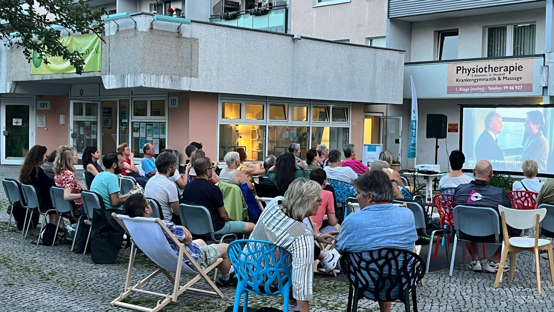 Auch wenn es noch hell ist, versammeln sich die Hellersdorfer und DDR-Filmfans aus ganz Berlin auf den Hellersdorfer Terrassen zum gemeinsamen Kinoerlebnis.
