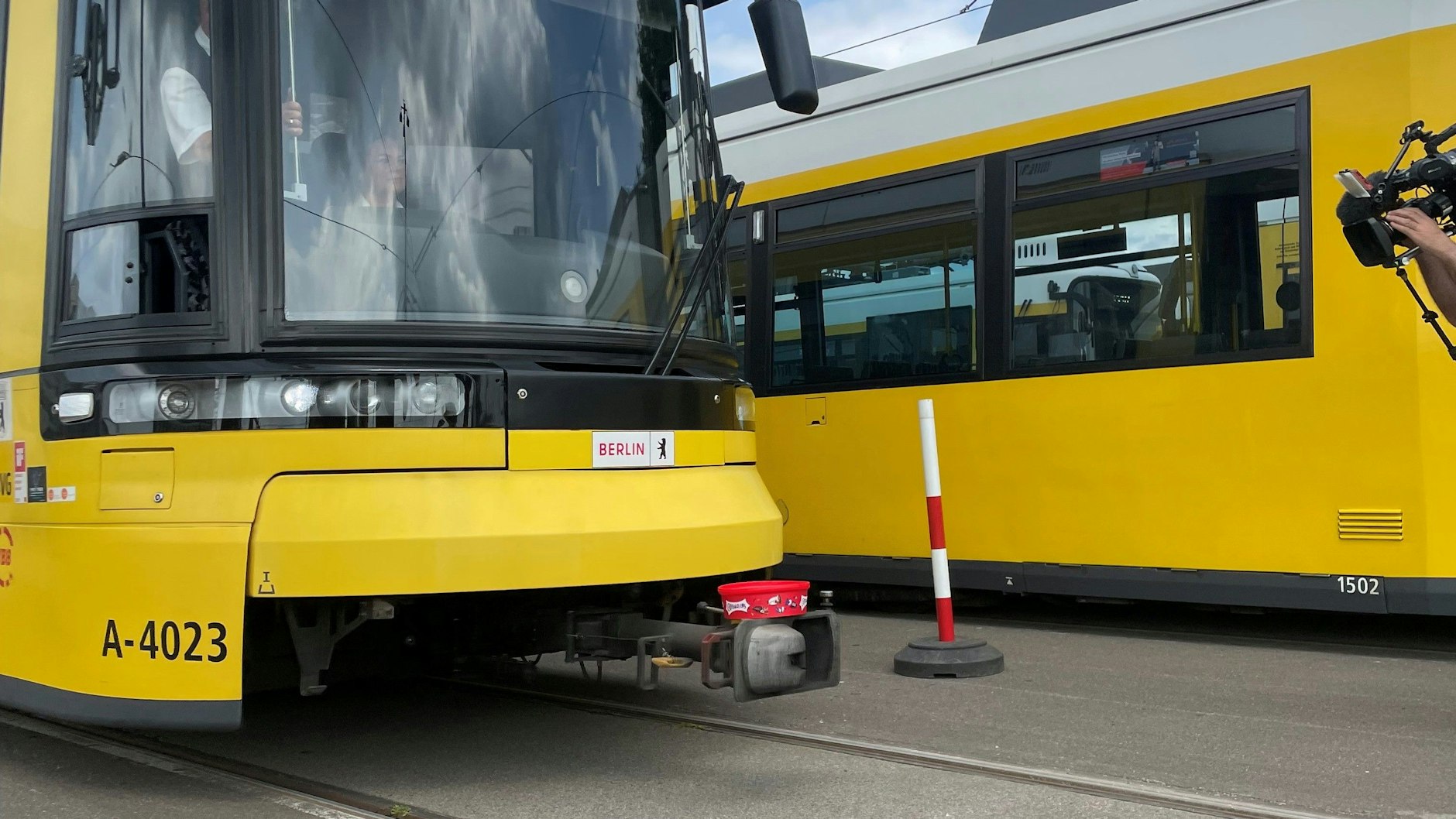 Sanft anfahren und abbremsen, sodass kein Wassertropfen herausschwappt.
