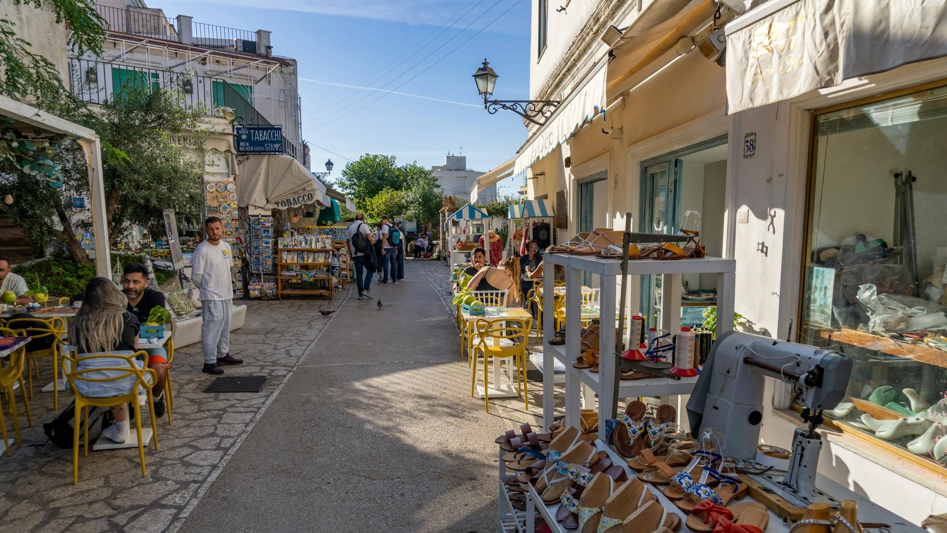 „Laute“ Schuhe wie Holzschuhe sind auf Capri nicht erlaubt. Das verspricht auch gute Geschäfte für Schuhhändler.
