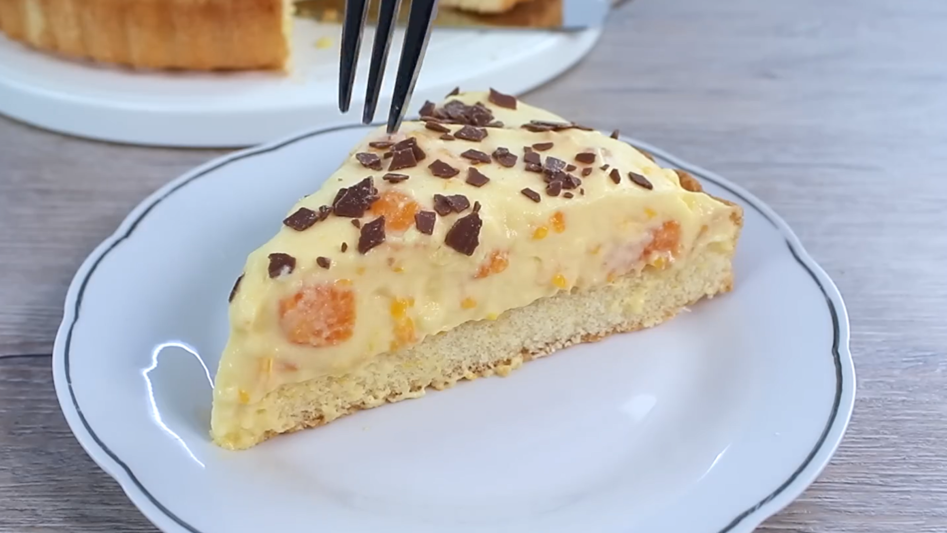Unsere köstliche Schütteltorte schmeckt im Sommer ganz besonders lecker. Achten Sie aber unbedingt darauf, dass der Kuchen frisch aus dem Kühlschrank kommt, wenn Sie ihn servieren!