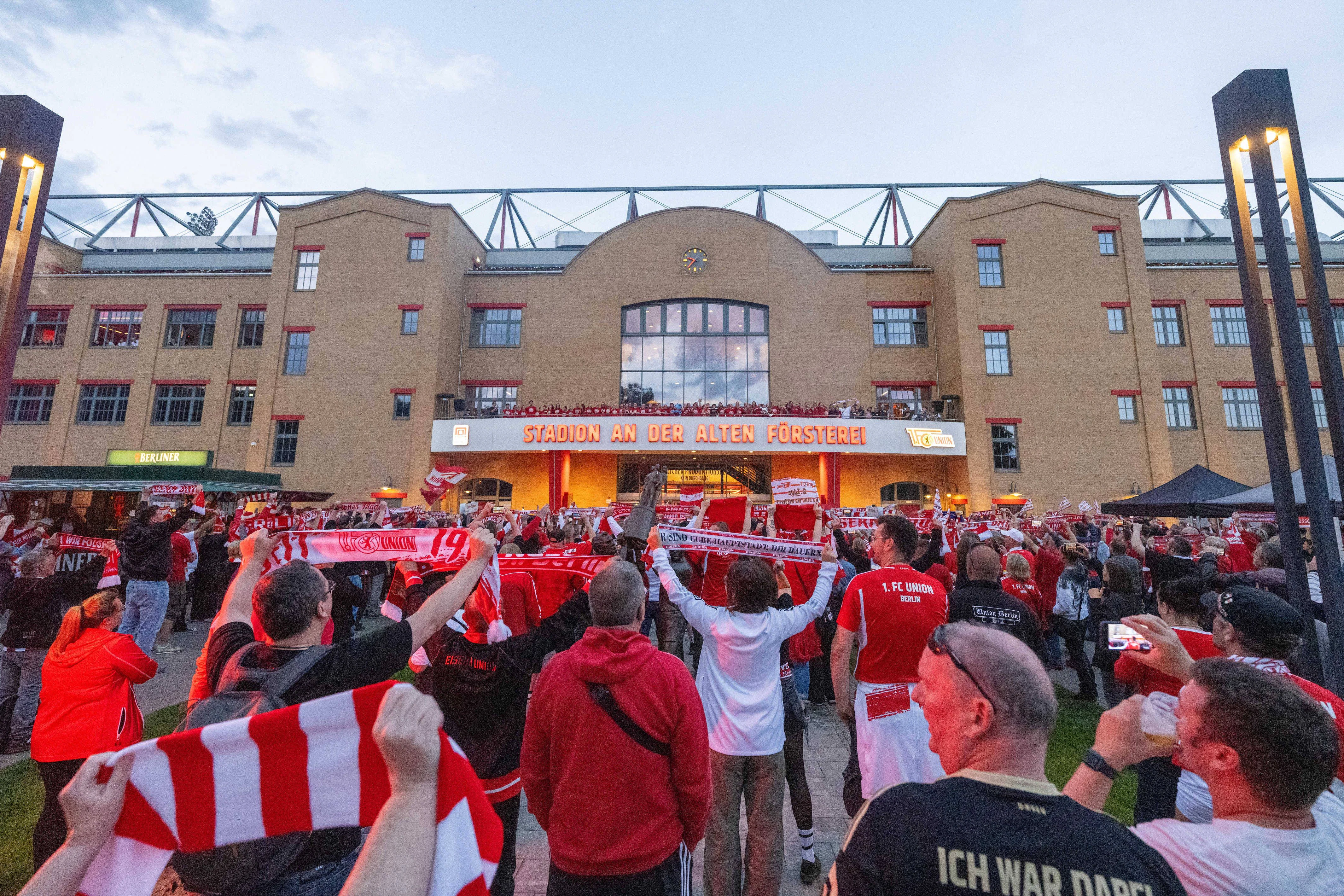 Die Frauen des 1. FC Union feierten ihren Durchmarsch in die Bundesliga standesgemäß auf dem Balkon der Alten Försterei. 