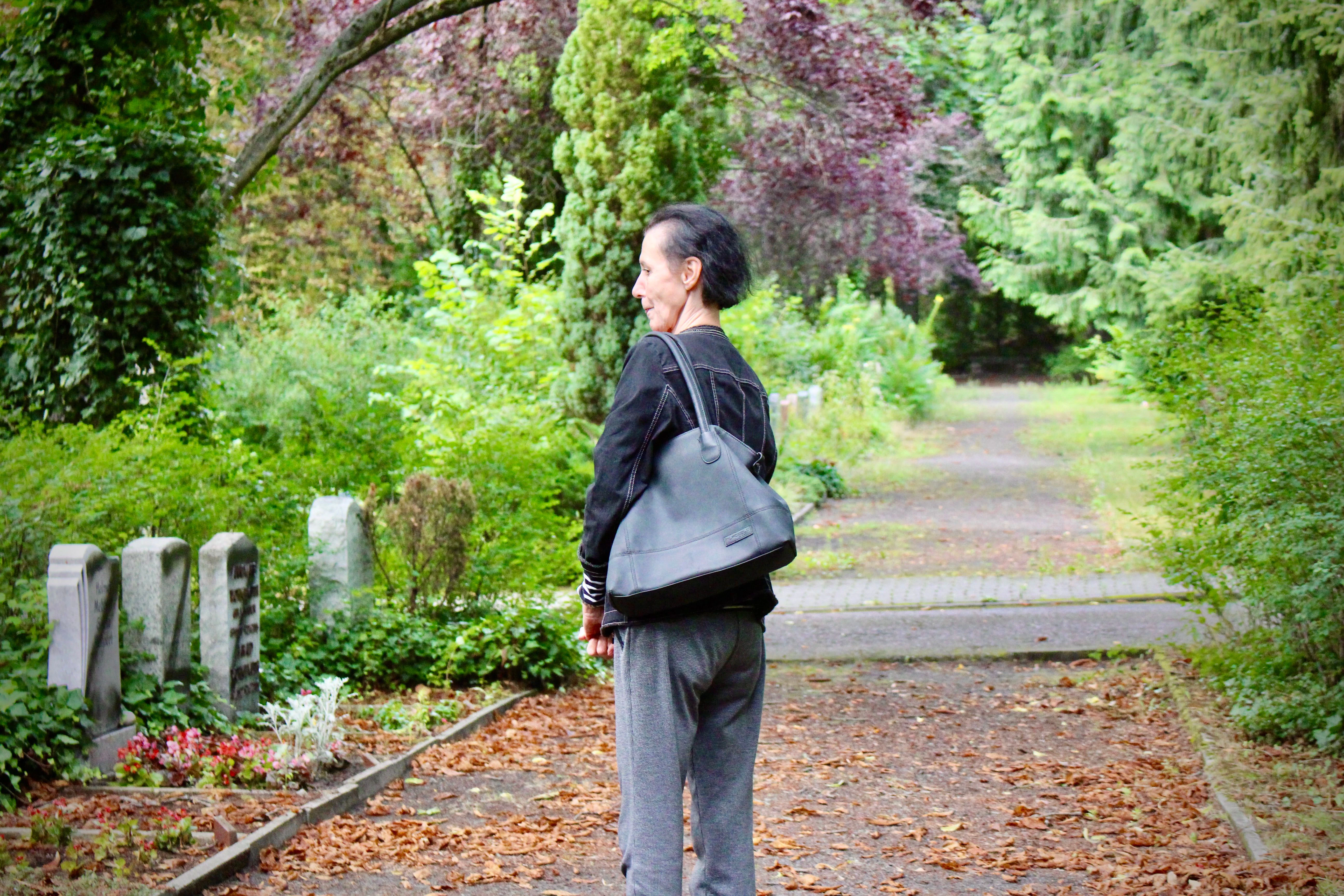 Beate steht zum ersten Mal auf dem Lichtenberger Friedhof – und ist schockiert über den Vandalismus. „Für die Hinterbliebenen muss das ein Albtraum sein. Ist das Z etwa für Zerstörung?“