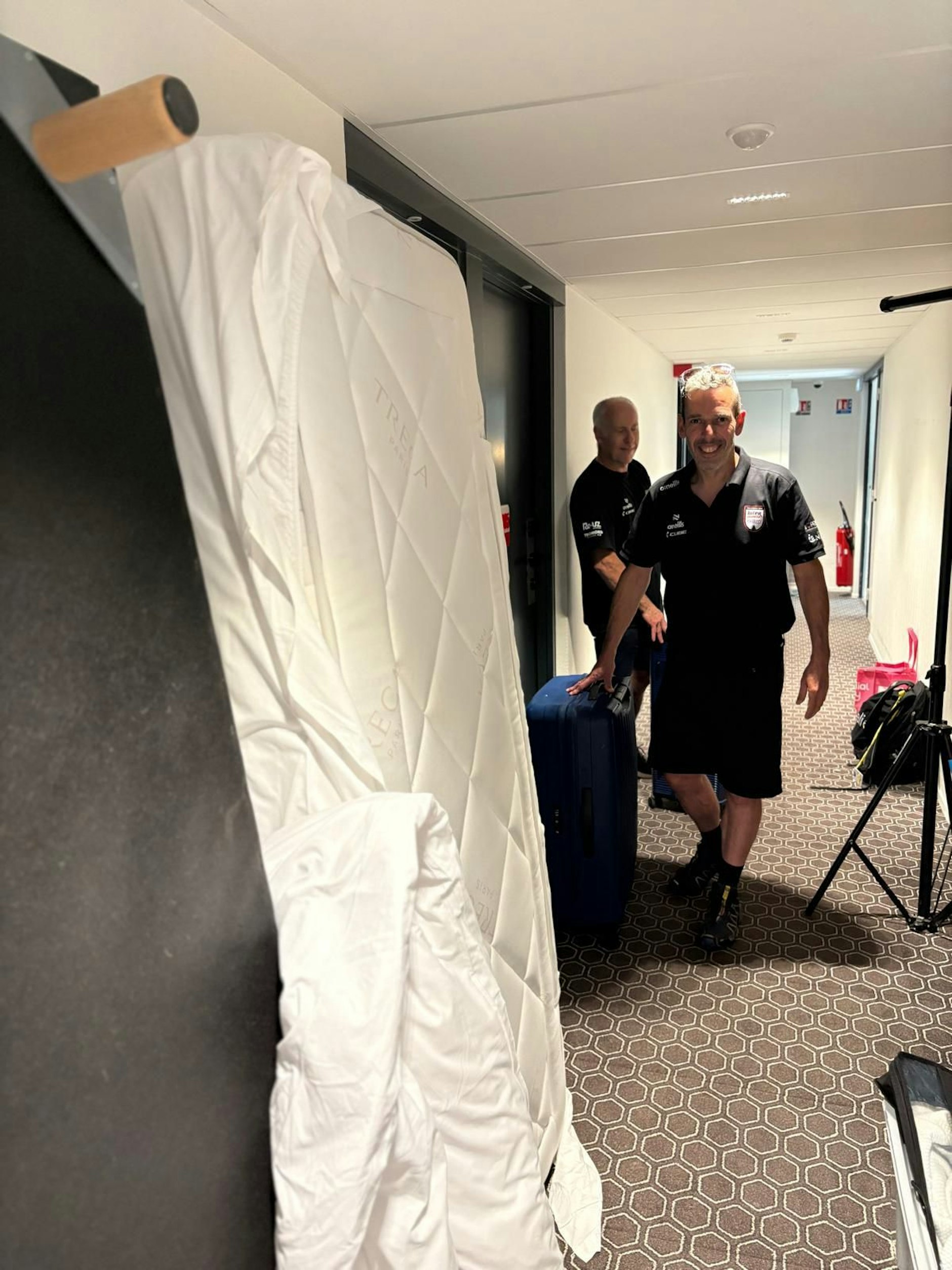 Rhonny und Richard sind wieder in ihrem Element, transportieren die Matratzen von Hotel zu Hotel.