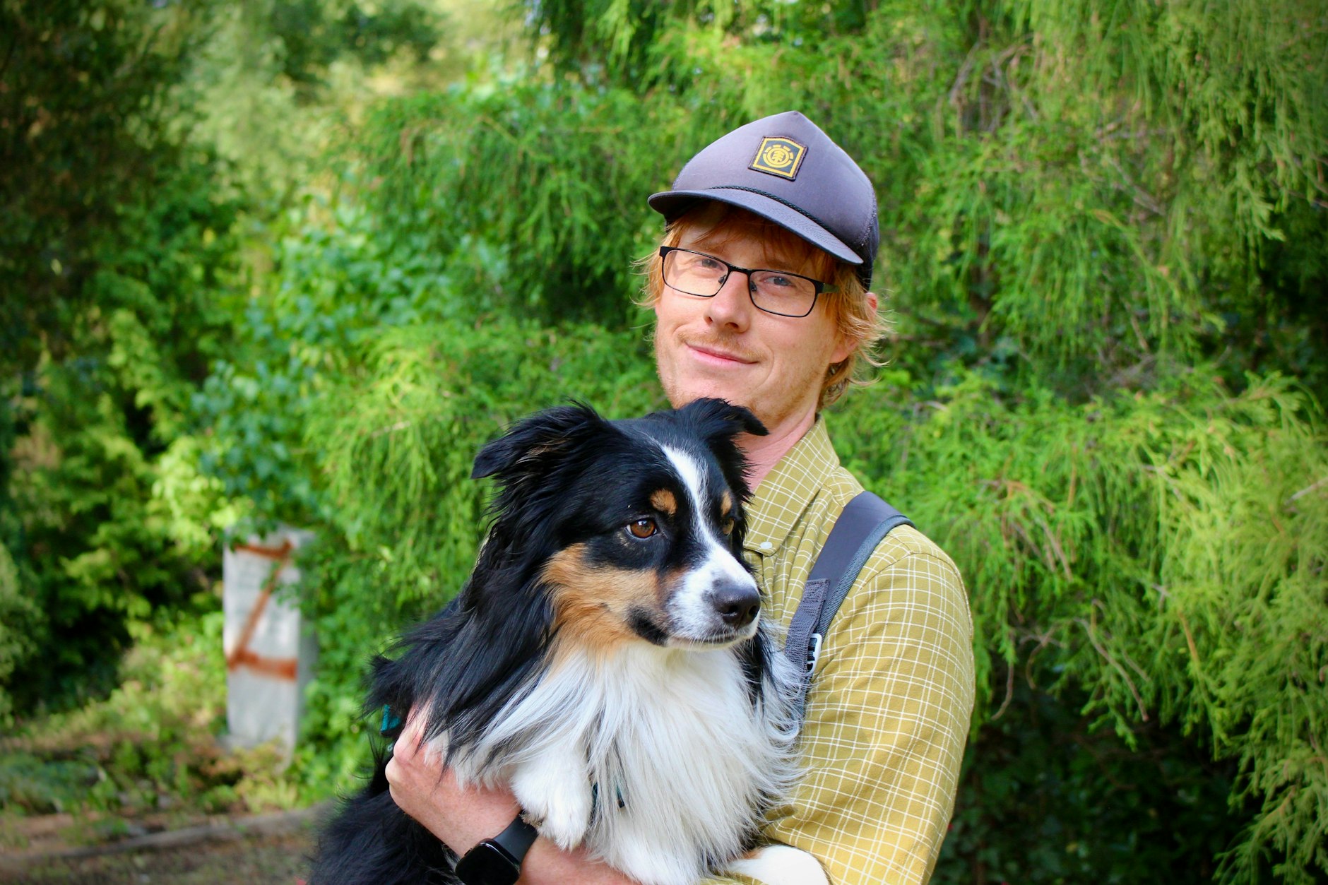 Sandro Schulze (38) geht täglich mit seinem Hund über den Friedhof in Lichtenberg. Die Farbschmierereien machen ihn betroffen: „Ich hoffe, die Hinterbliebenen müssen die Grabsteine nicht alleine säubern. Ich bin sicher, der Kiez würde mit anpacken, ich würde auch helfen."