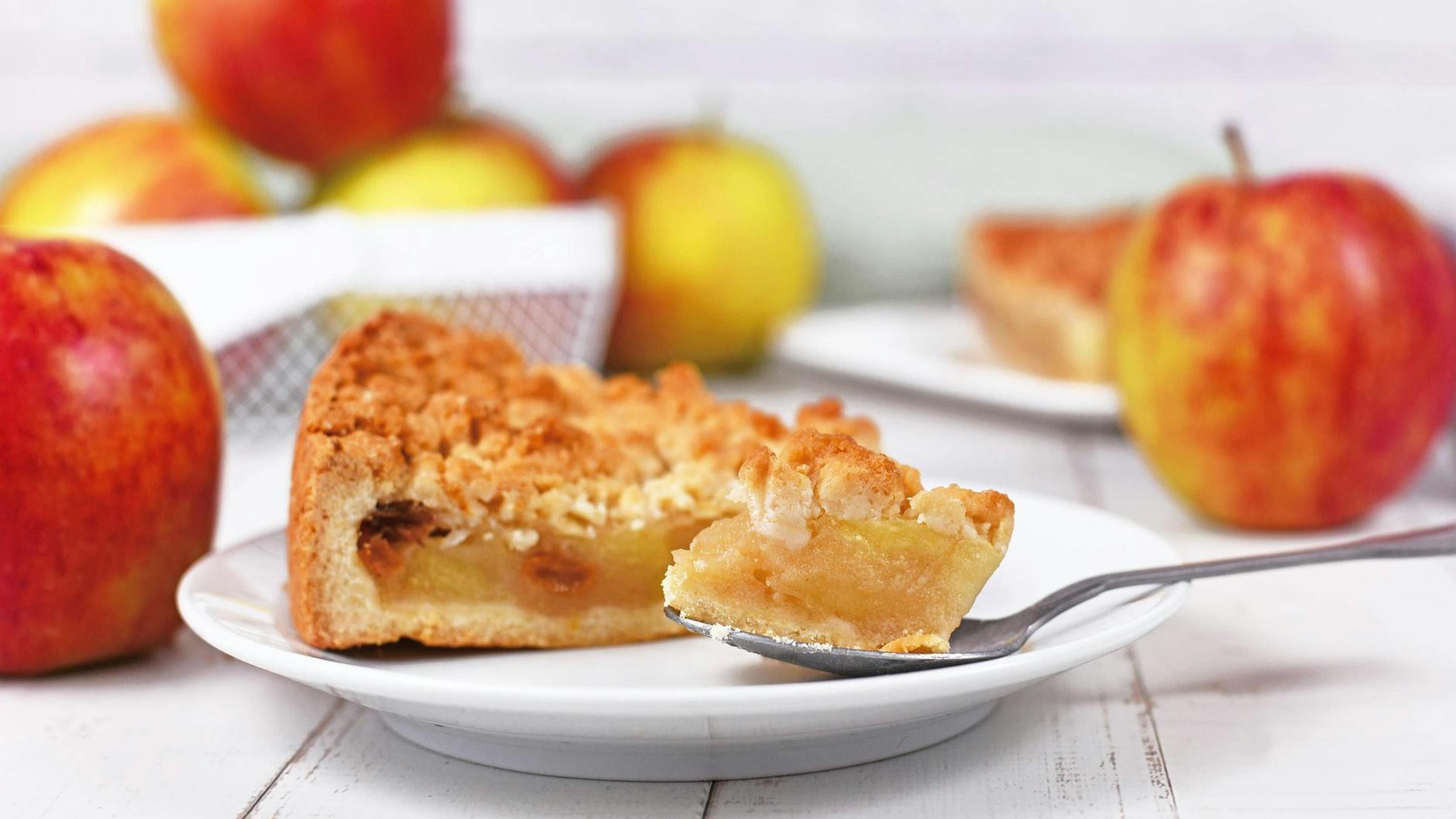 Leckerer Apfelkuchen mit Streuseln ist ein Klassiker aus der Backstube. Wer ihn genießen will, braucht aber gar kein kompliziertes Rezept. Omas Apfelmuskuchen erfüllt den gleichen Zweck!