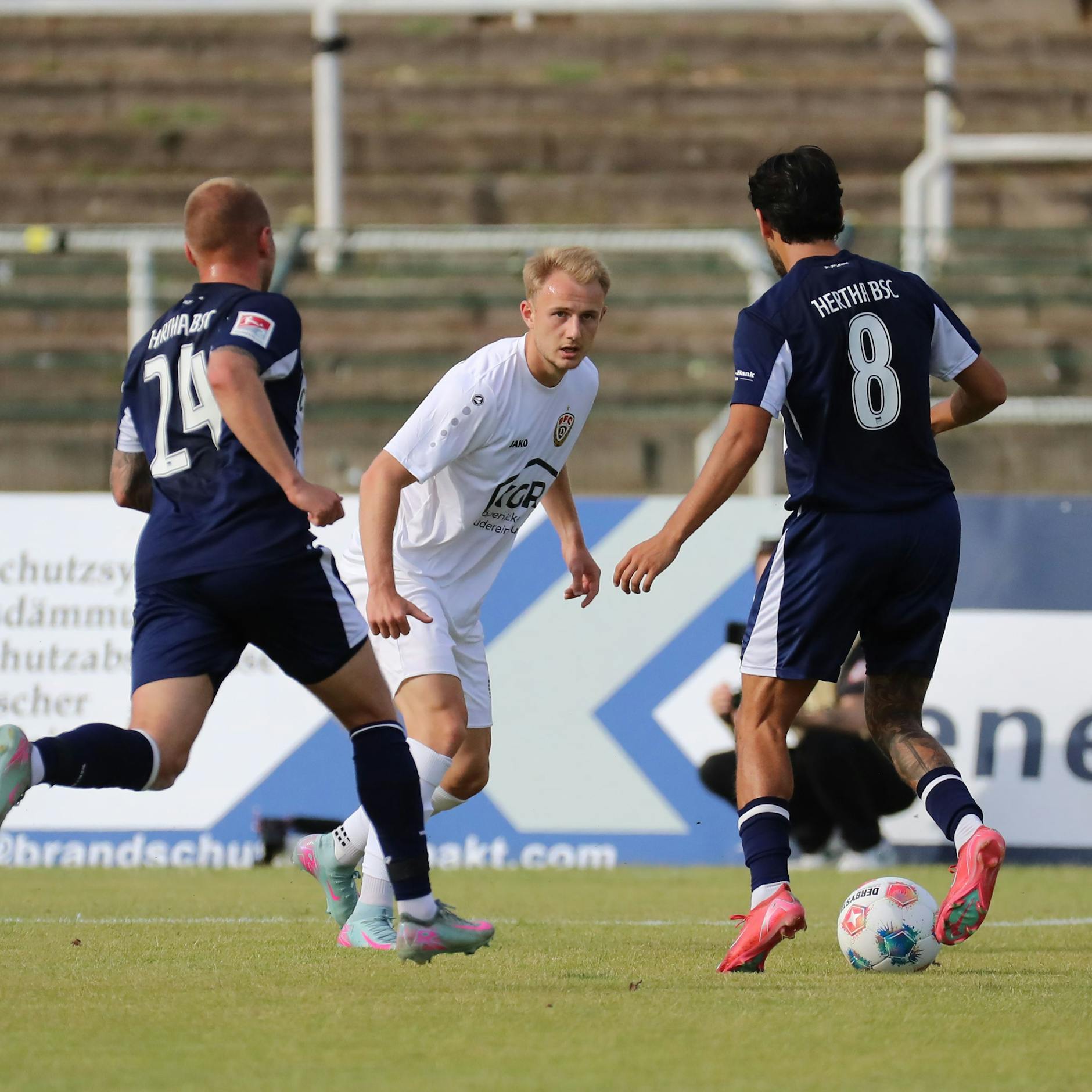 Auch beim Test gegen Hertha BSC war Willi Reincke schon für den BFC Dynamo am Ball, nimmt es hier mit Jon Thorsteinsson (l.) und Kevin Sessa (r.) auf.