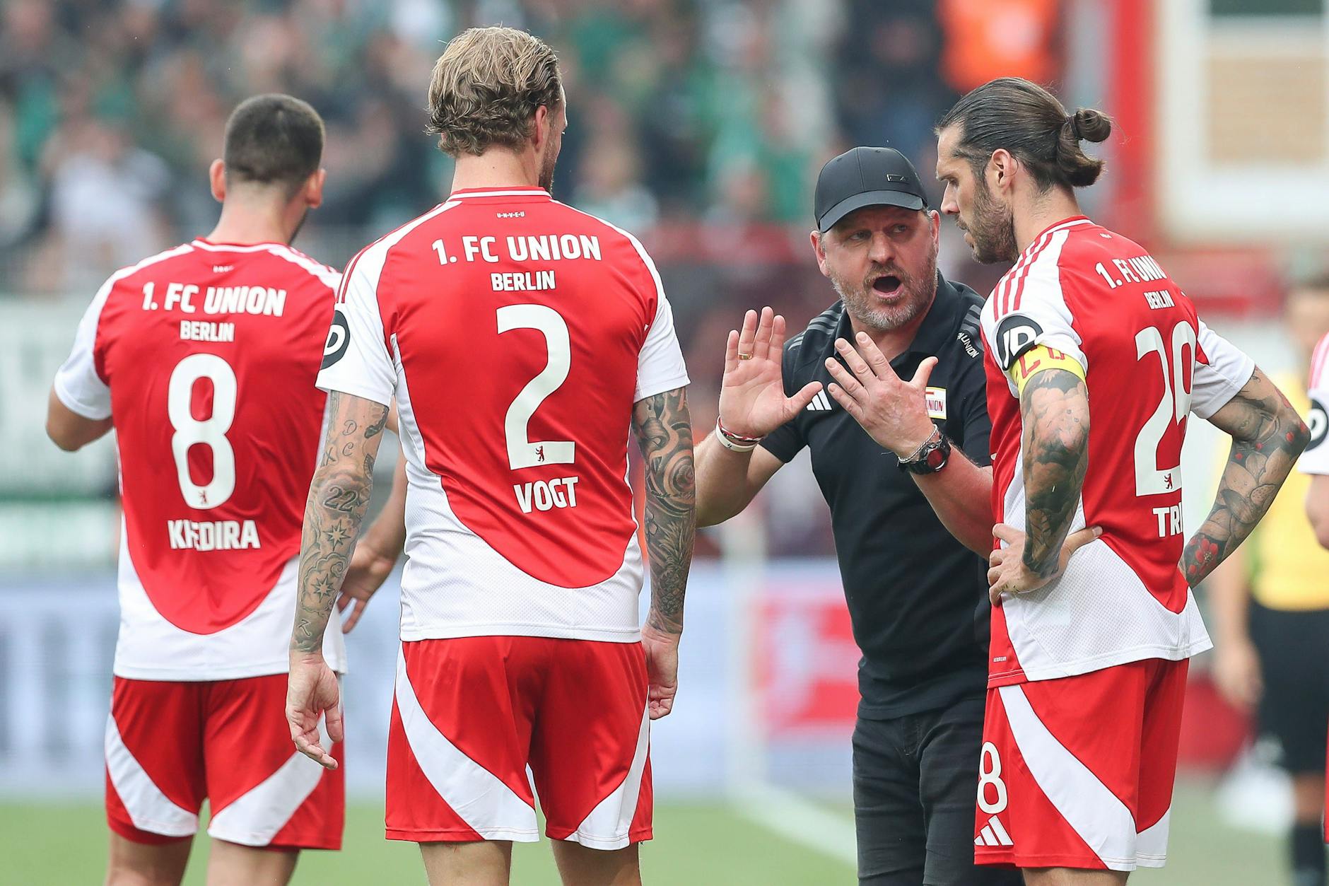 Kevin Vogt hat den 1. FC Union verlassen. Dafür kann Trainer Steffen Baumgart in der neuen Saison weiterhin auf Rani Khedira (l.) und Christopher Trimmel (r.) bauen.
