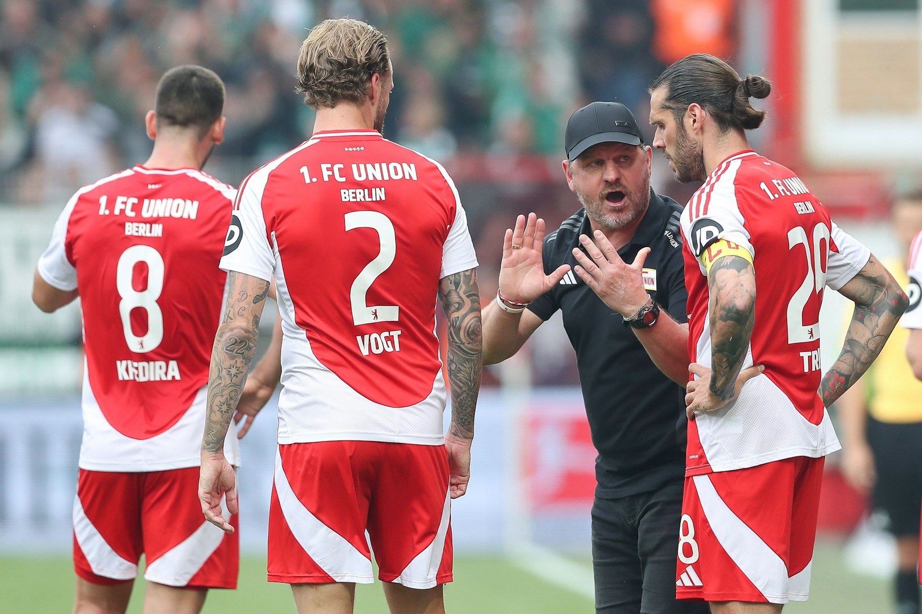Kevin Vogt hat den 1. FC Union verlassen. Dafür kann Trainer Steffen Baumgart in der neuen Saison weiterhin auf Rani Khedira (l.) und Christopher Trimmel (r.) bauen.