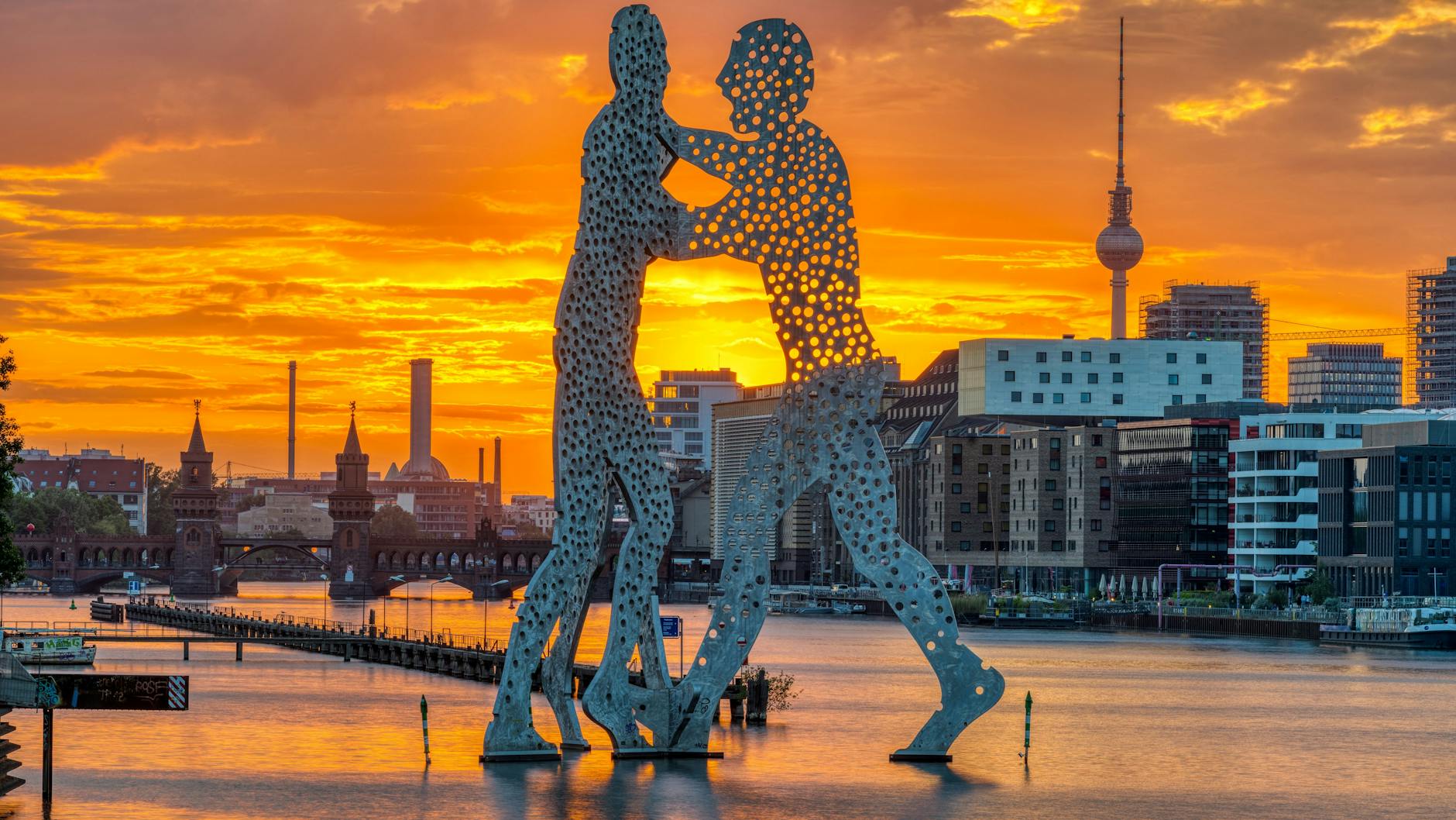 Die Statue „Molecule Men“ im Sonnenuntergang. Hier hängten Aktivisten mithilfe von Drohnen am Dienstag ein Transparent auf.