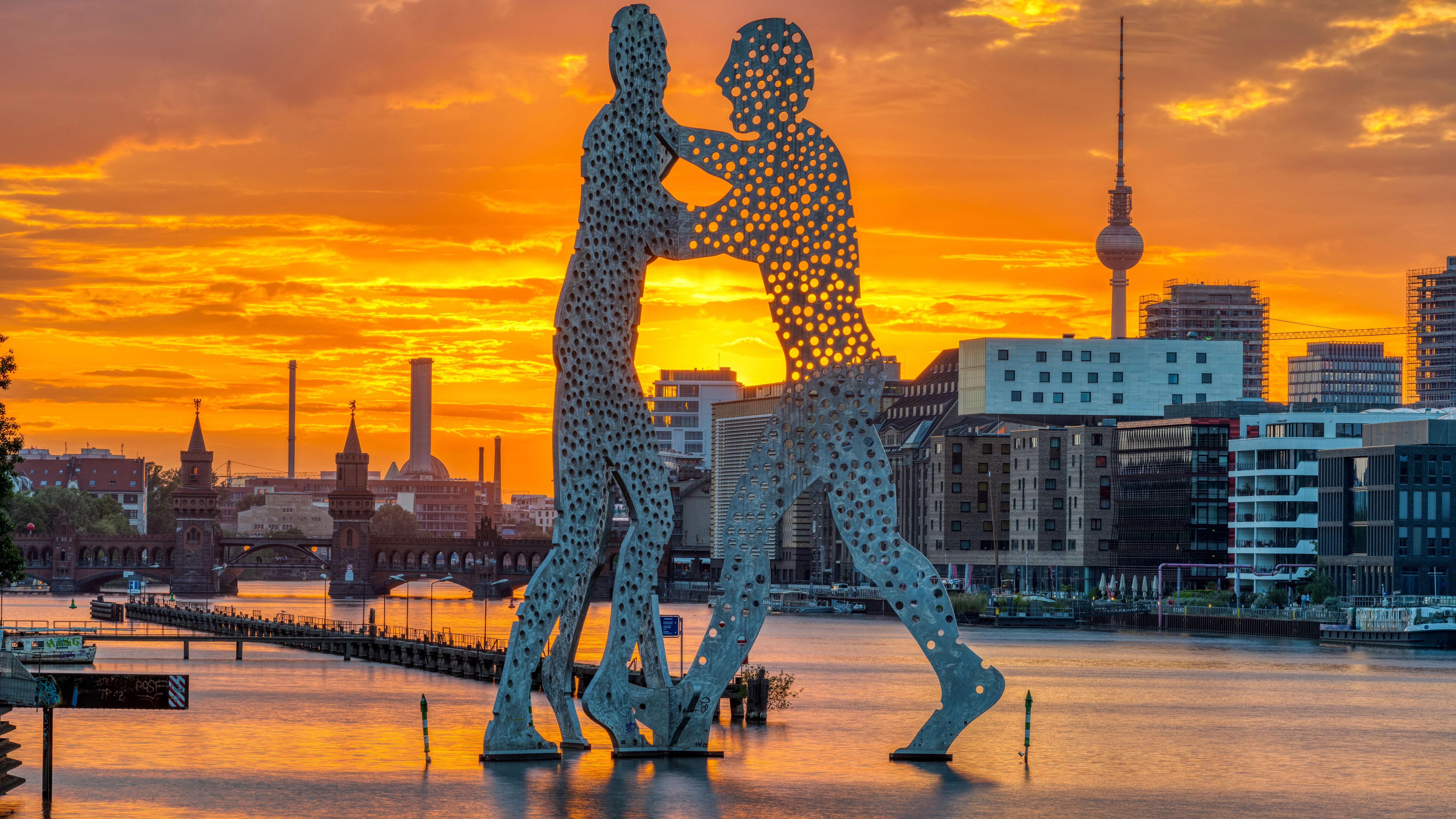 Die Statue „Molecule Men“ im Sonnenuntergang. Hier hängten Aktivisten mithilfe von Drohnen am Dienstag ein Transparent auf.