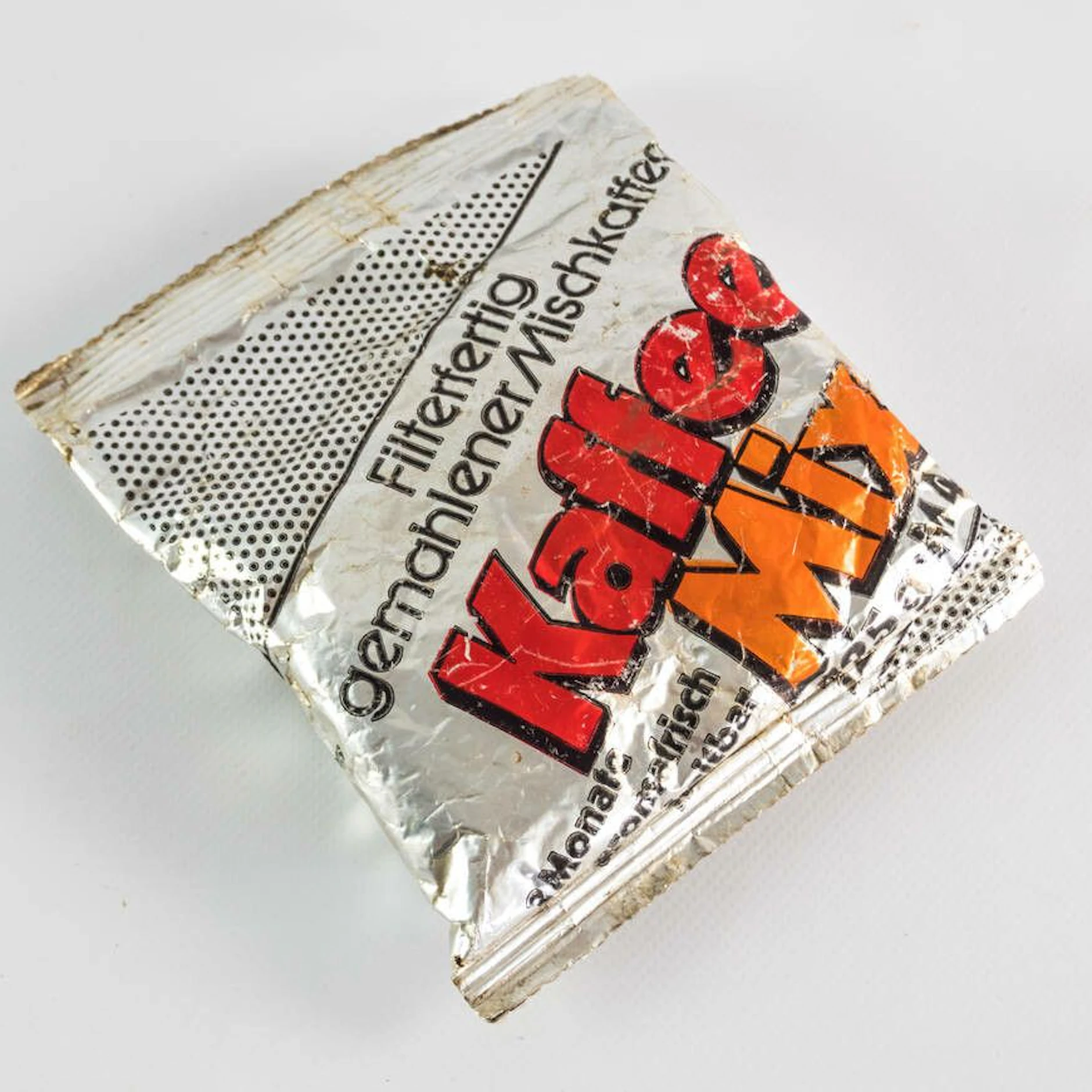 Der Kaffee-Mix, der auch den Beinamen Erichs Krönung trug, ist heute nur noch auf verstaubten Dachböden zu finden. Das DDR Museum Berlin sucht verzweifelt nach den Tüten.