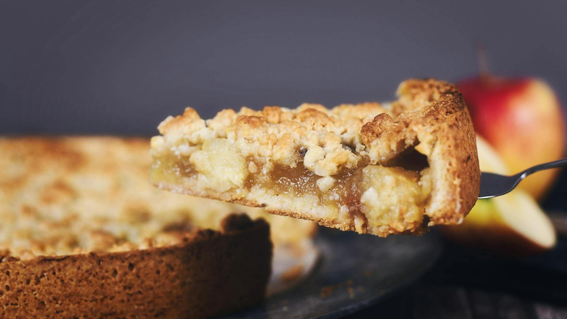 Lust auf ein Stück Apfelkuchen? Rezepte dafür gibt es viele, doch keins ist so simpel und günstig wie Omas Apfelmuskuchen aus der DDR. Backen Sie ihn doch mal nach!