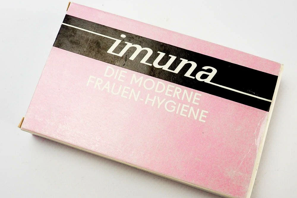 Auch Tampons der Marke Imuna werden für eine neue Installation im DDR Museum Berlin gesucht. Wer so eine Packung auf dem Dachboden hat, sollte sich melden.