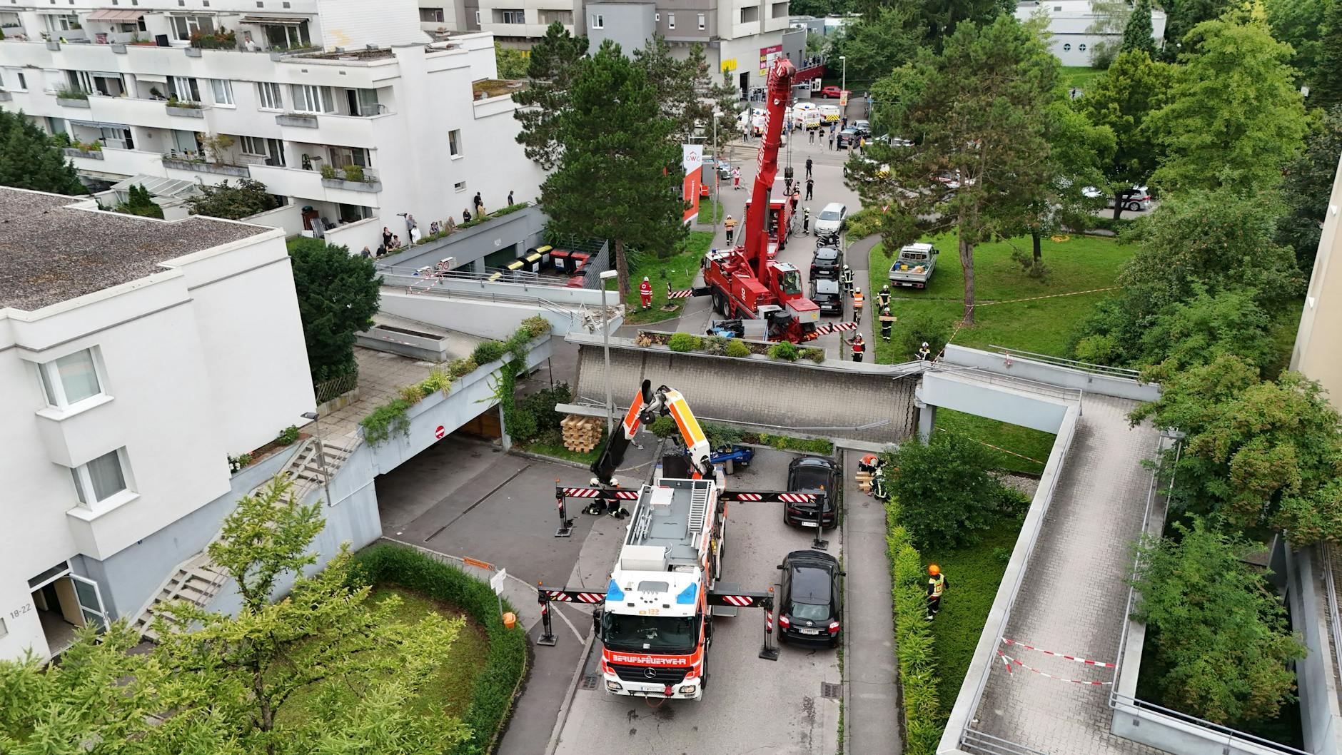 Die Rettung der Männer aus dem Lkw dauerte Stunden. Auf der Fußgängerbrücke waren zum Gück gerade keine Passanten unterwegs.