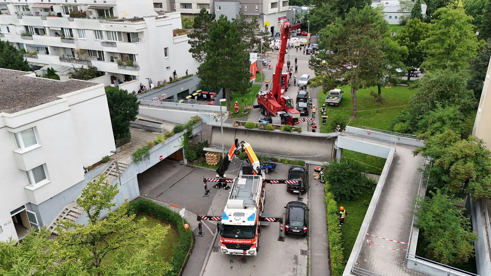 Die Rettung der Männer aus dem Lkw dauerte Stunden. Auf der Fußgängerbrücke waren zum Gück gerade keine Passanten unterwegs.