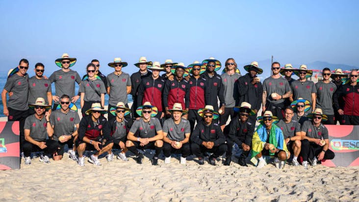 Ein geselliges Mannschaftsfoto von Bayer Leverkusen am brasilianischen Strand. Ibo Maza präsentiert sich sofort in der ersten Reihe in der Mitte.