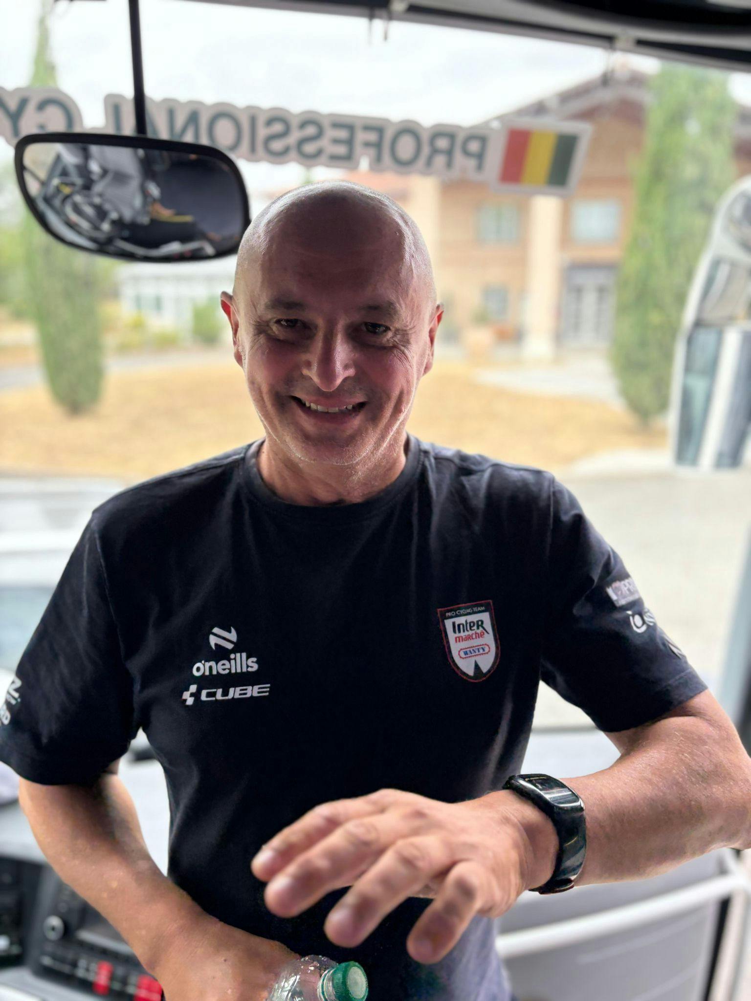 Bus-Fahrer Fabrice lächelt für den KURIER in die Kamera.