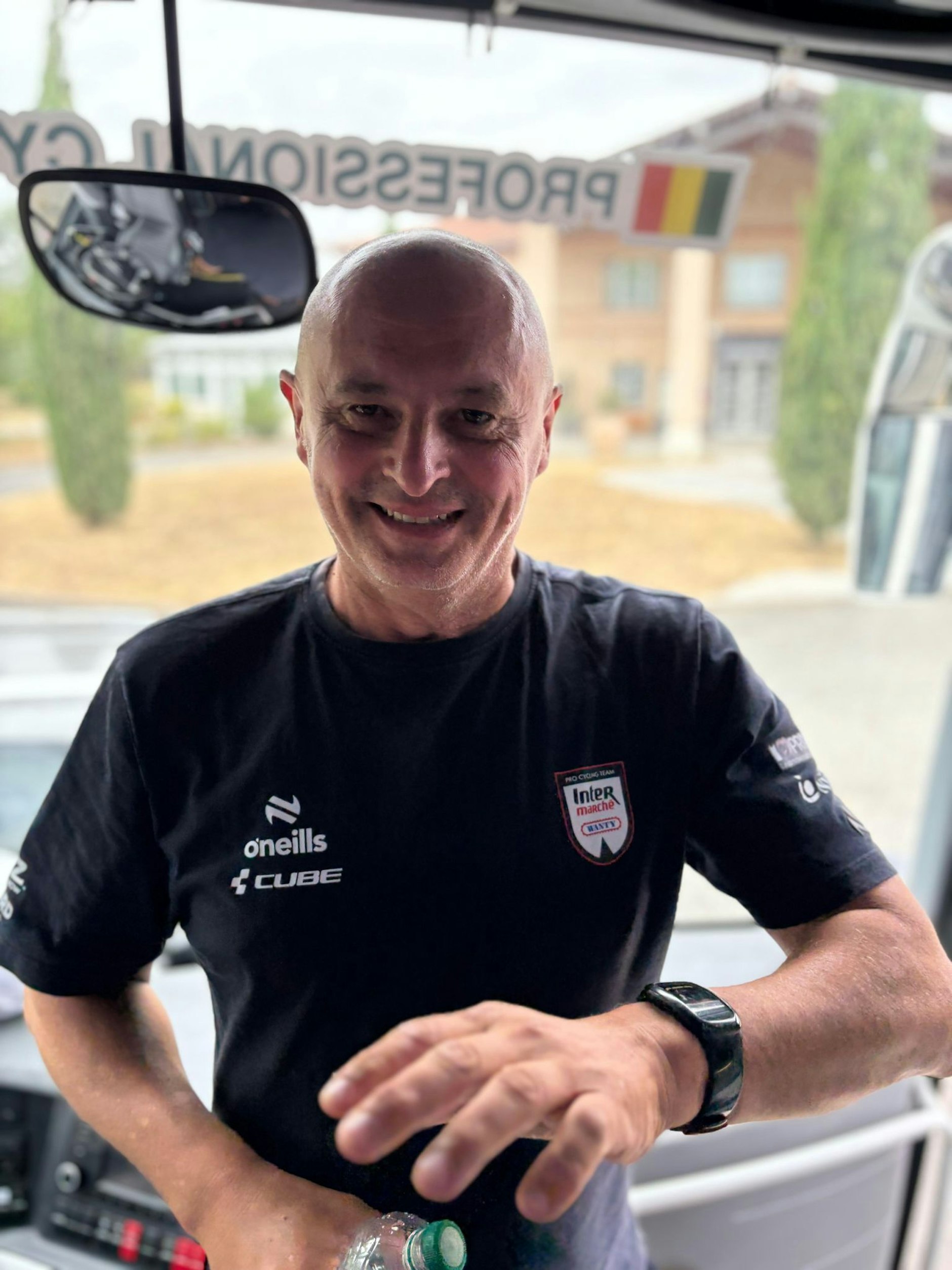 Bus-Fahrer Fabrice lächelt für den KURIER in die Kamera.