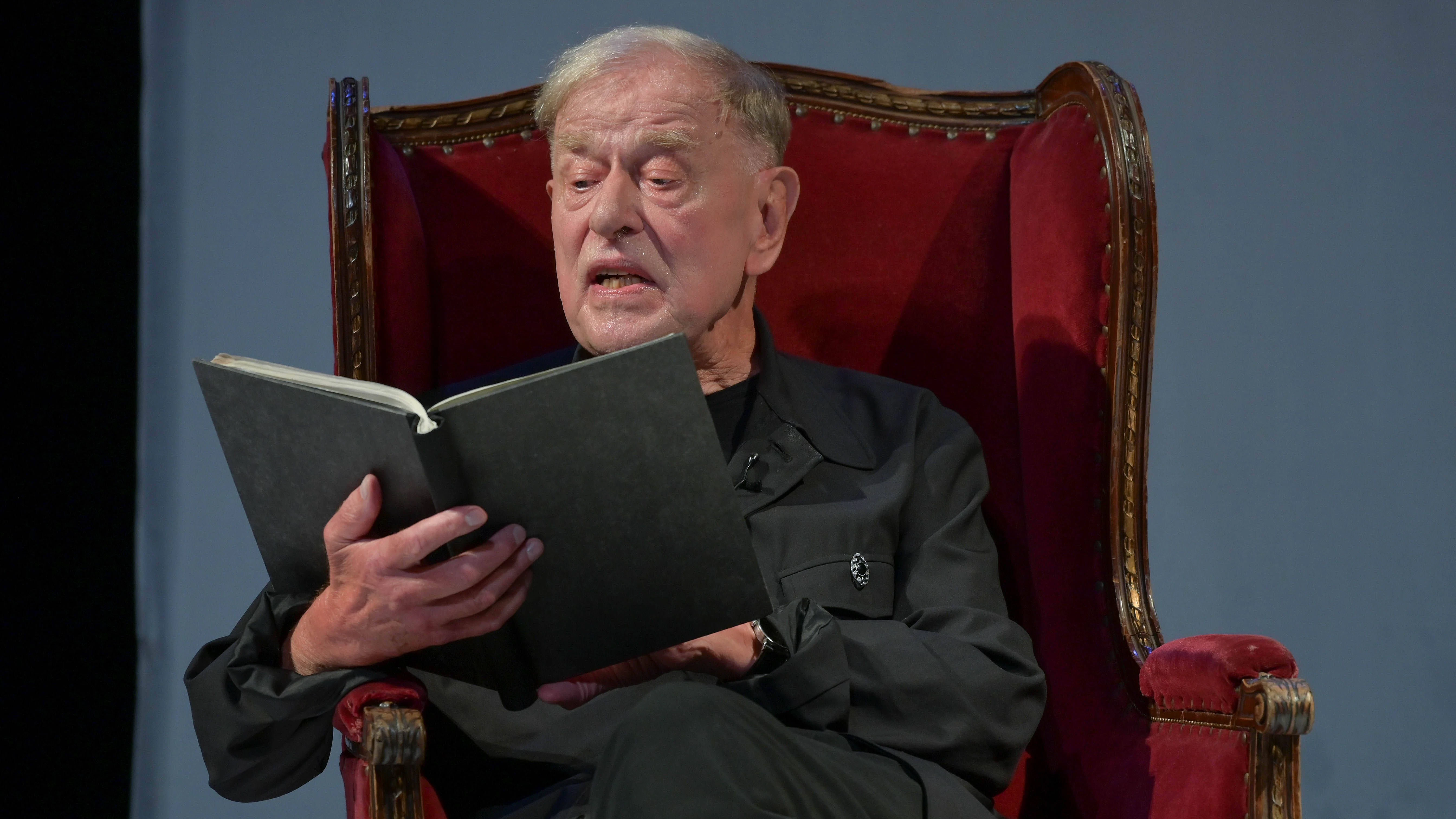 Claus Peymann bei einer Lesung im Jahr 2021. Zuletzt war er als freier Regisseur an verschiedenen Theatern unterwegs.